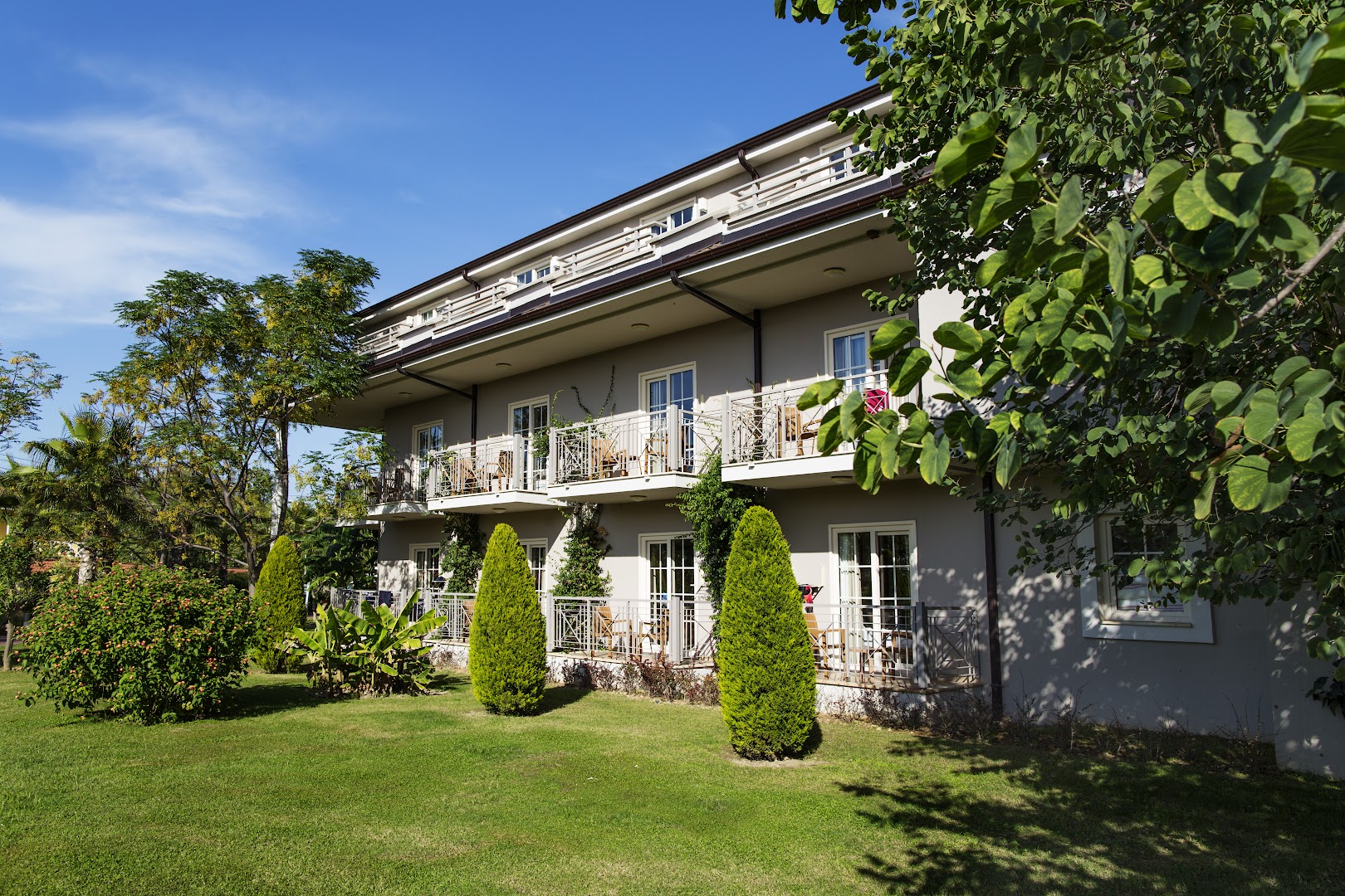 Sunis Elita Beach Resort Hotel & SPA numuri ar balkoniem un skatu uz labiekārtotu, zaļu dārzu