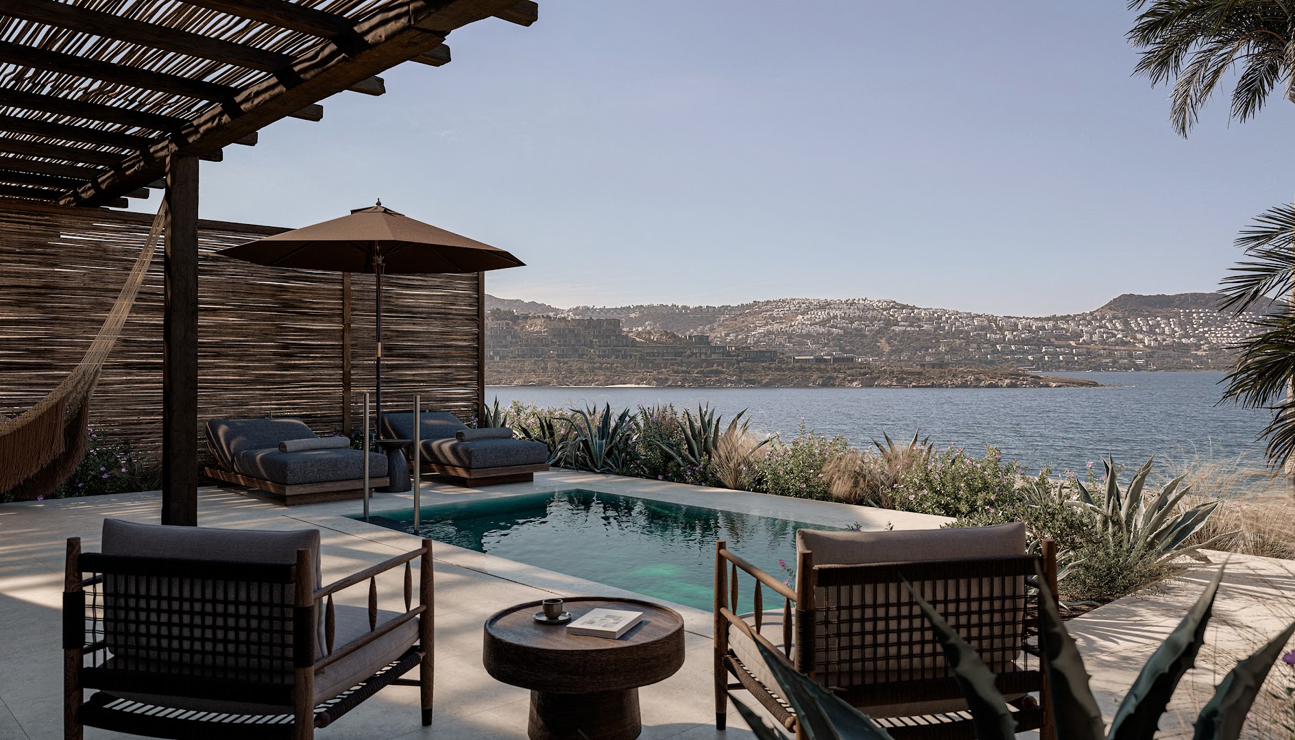OKU Bodrum viesnīcas numura terase ar privātu baseinu, atpūtas krēsliem un skatu uz Egejas jūras piekrasti Turcijā