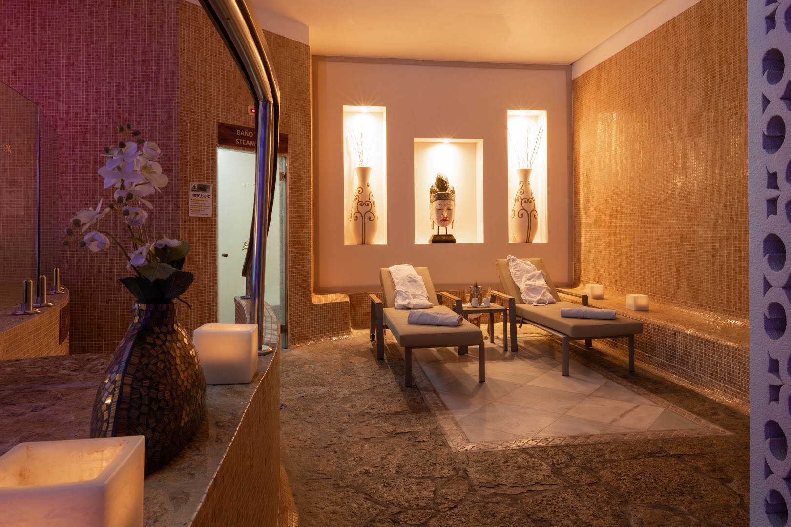 GF Gran Costa Adeje viesnīcas spa atpūtas zona Tenerifē ar mīkstiem zviļņiem, siltu apgaismojumu un austrumnieciskiem dekoru elementiem mierīgai atmosfērai