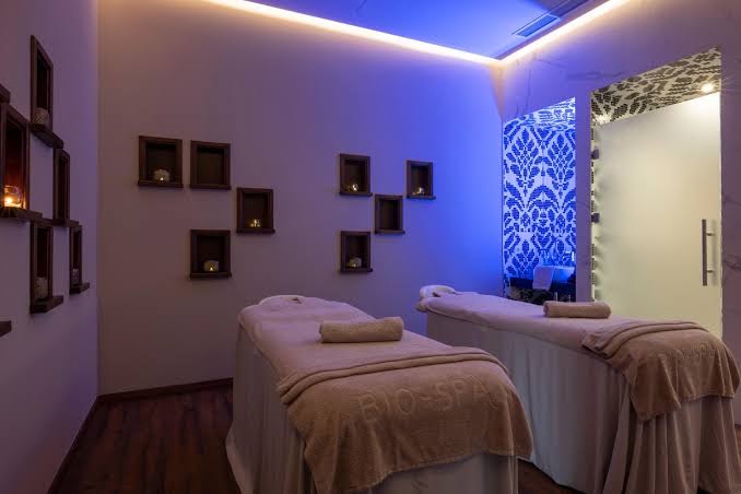 GF Gran Costa Adeje Bio-Spa procedūru telpa ar divām masāžas gultām un relaksējošu zilu apgaismojumu Tenerifē