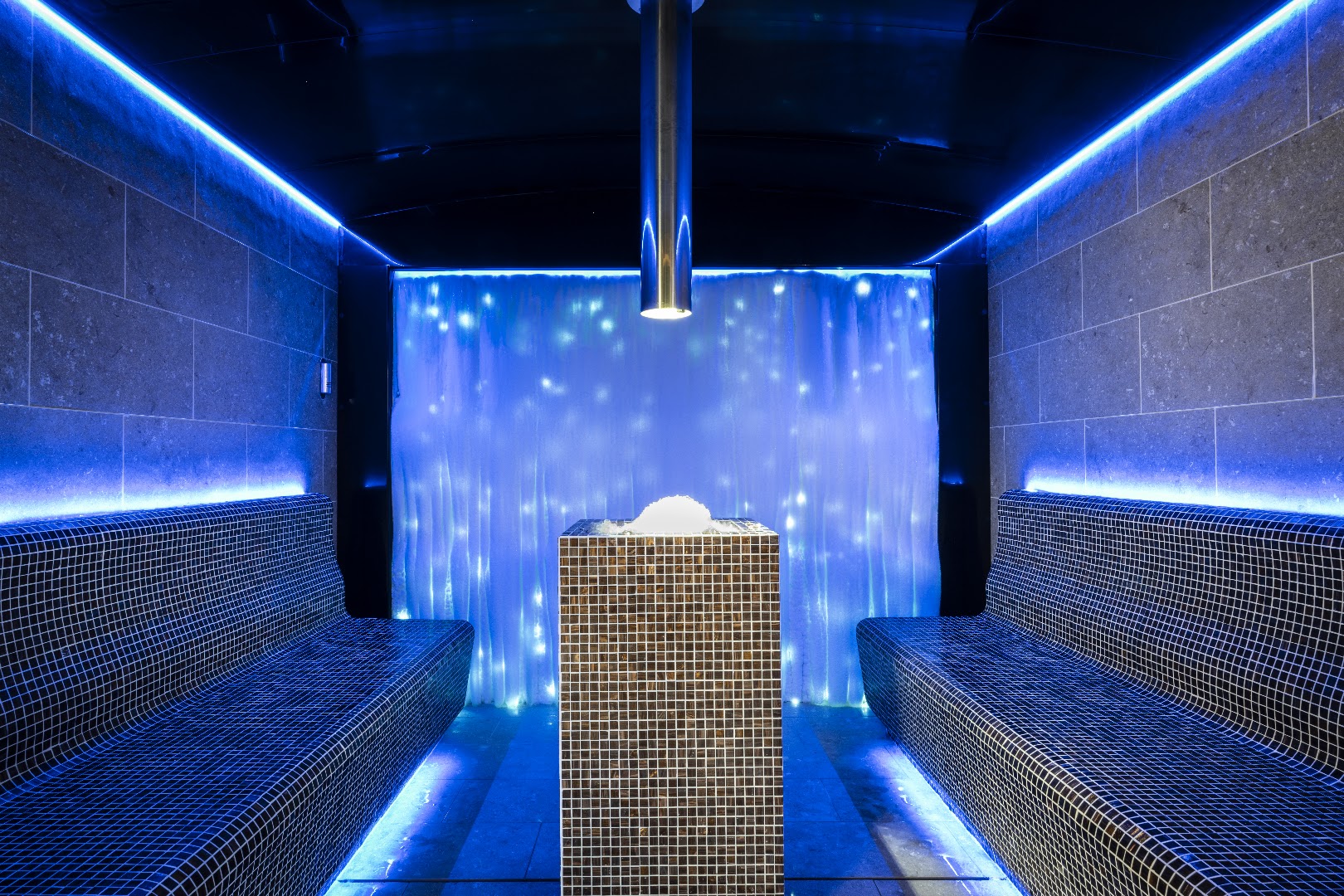 GF Gran Costa Adeje viesnīcas spa centra ledus istaba ar zilu apgaismojumu un mozaīkas flīžu soliem relaksācijai Tenerifē