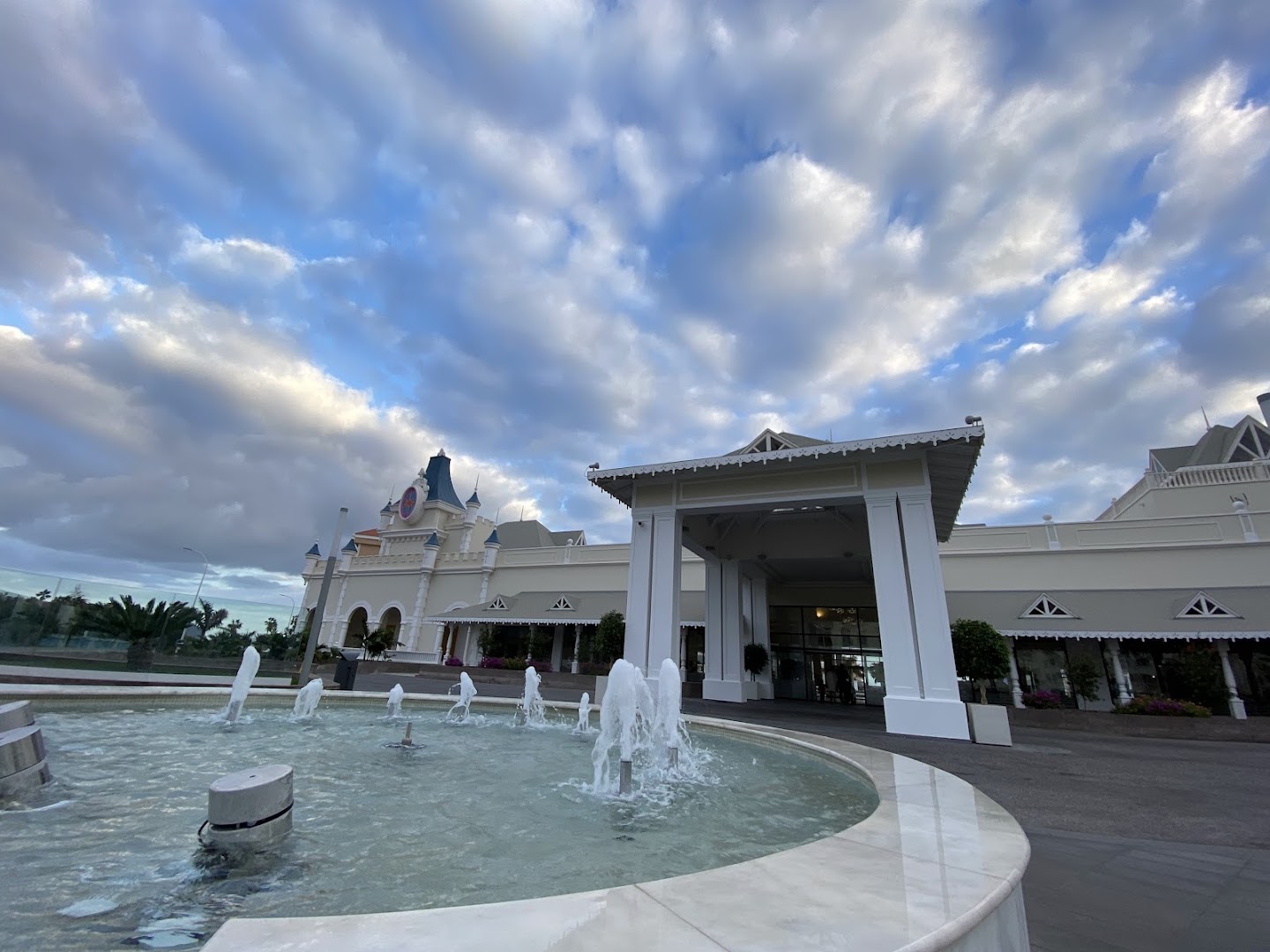 Bahia Principe Fantasia Tenerife viesnīcas ieeja ar strūklaku un pili atgādinošu arhitektūru Tenerifes dienvidos pie mākoņainām debesīm