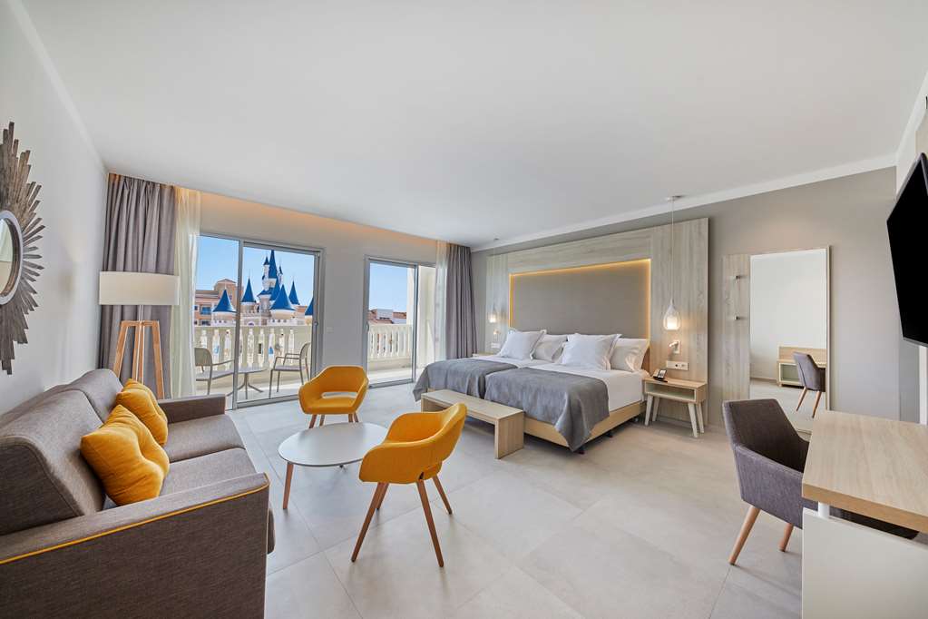 Bahia Principe Fantasia Tenerife gaišs numurs ar balkonu, no kura paveras skats uz viesnīcas pasaku pili