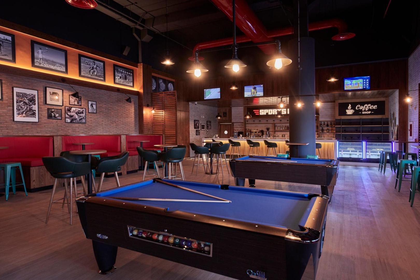 Bahia Principe Fantasia Tenerife sporta bārs ar biljarda galdiem, bāra leti un TV ekrāniem sporta tiešraidēm Tenerifē