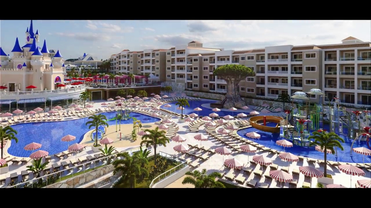 Bahia Principe Fantasia Tenerife bērnu ūdens atrakciju parks ar slidkalniņiem, seklu baseinu un svītrainiem saulessargiem Tenerifē.