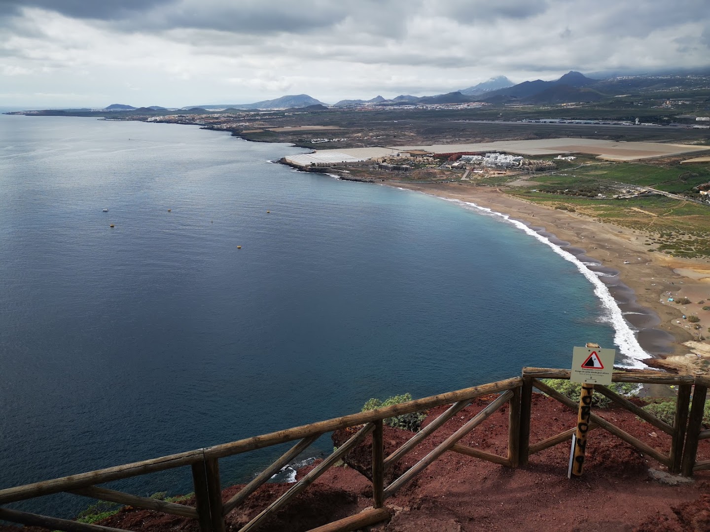 Panorāmas skats no klints uz okeāna piekrasti un smilšu pludmali netālu no Bahia Principe Fantasia Tenerife viesnīcas
