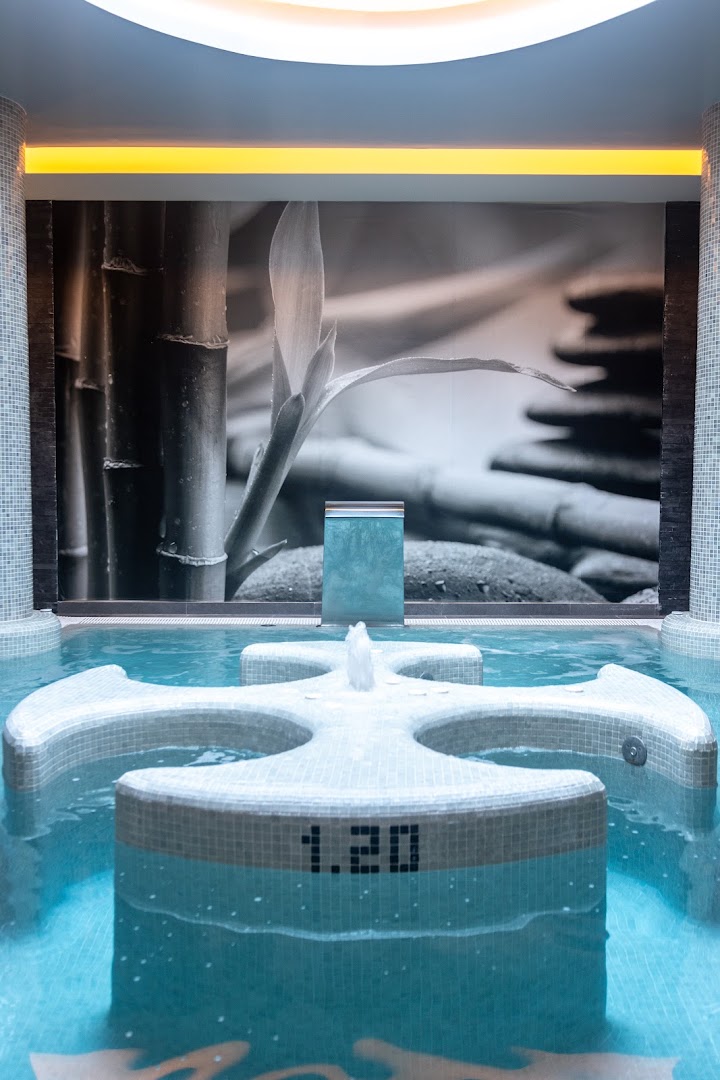 Bahia Principe Fantasia Tenerife spa centra baseins ar strūklaku un dekoratīvu sienas panno mierpilnai atpūtai Tenerifē