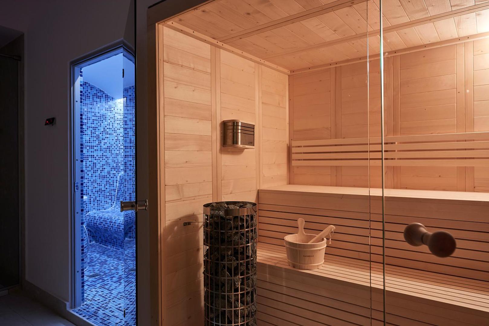 Pepper Sea Club spa centra sauna ar koka apdari un skatu uz tvaika pirti ar zilām mozaīkas flīzēm