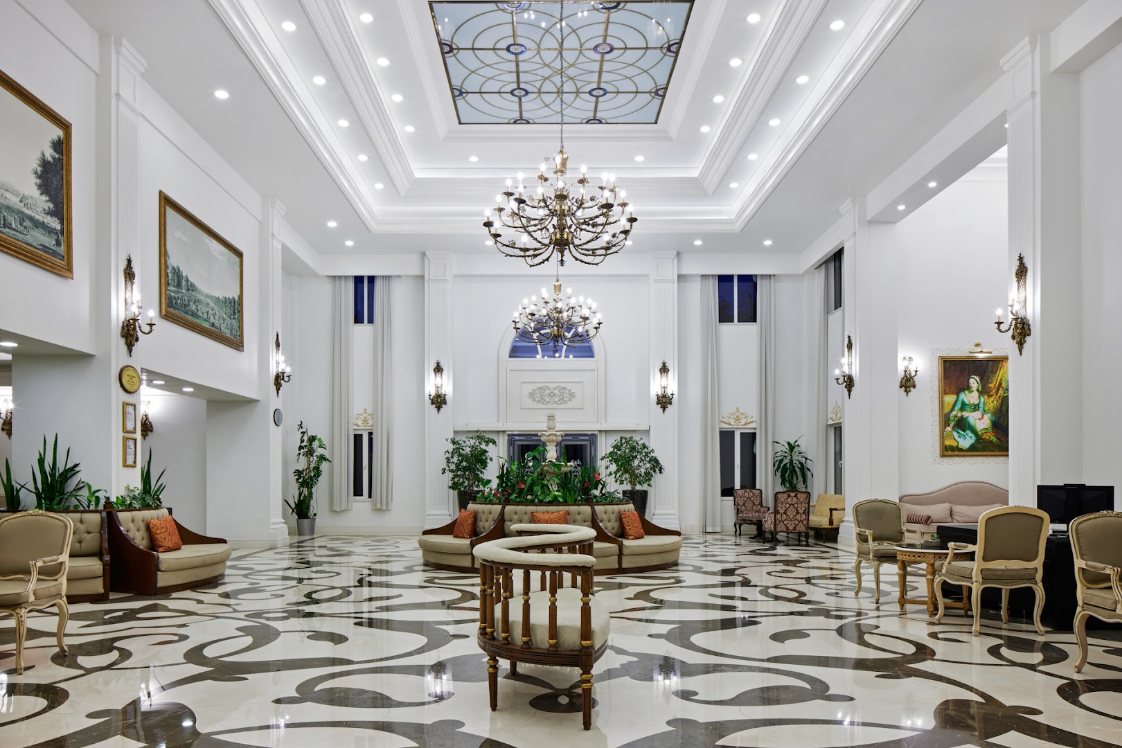Ali Bay Resort Sorgun plašā recepcijas zona ar klasiska stila atpūtas krēsliem, gleznām un dekoratīvu griestu apdari