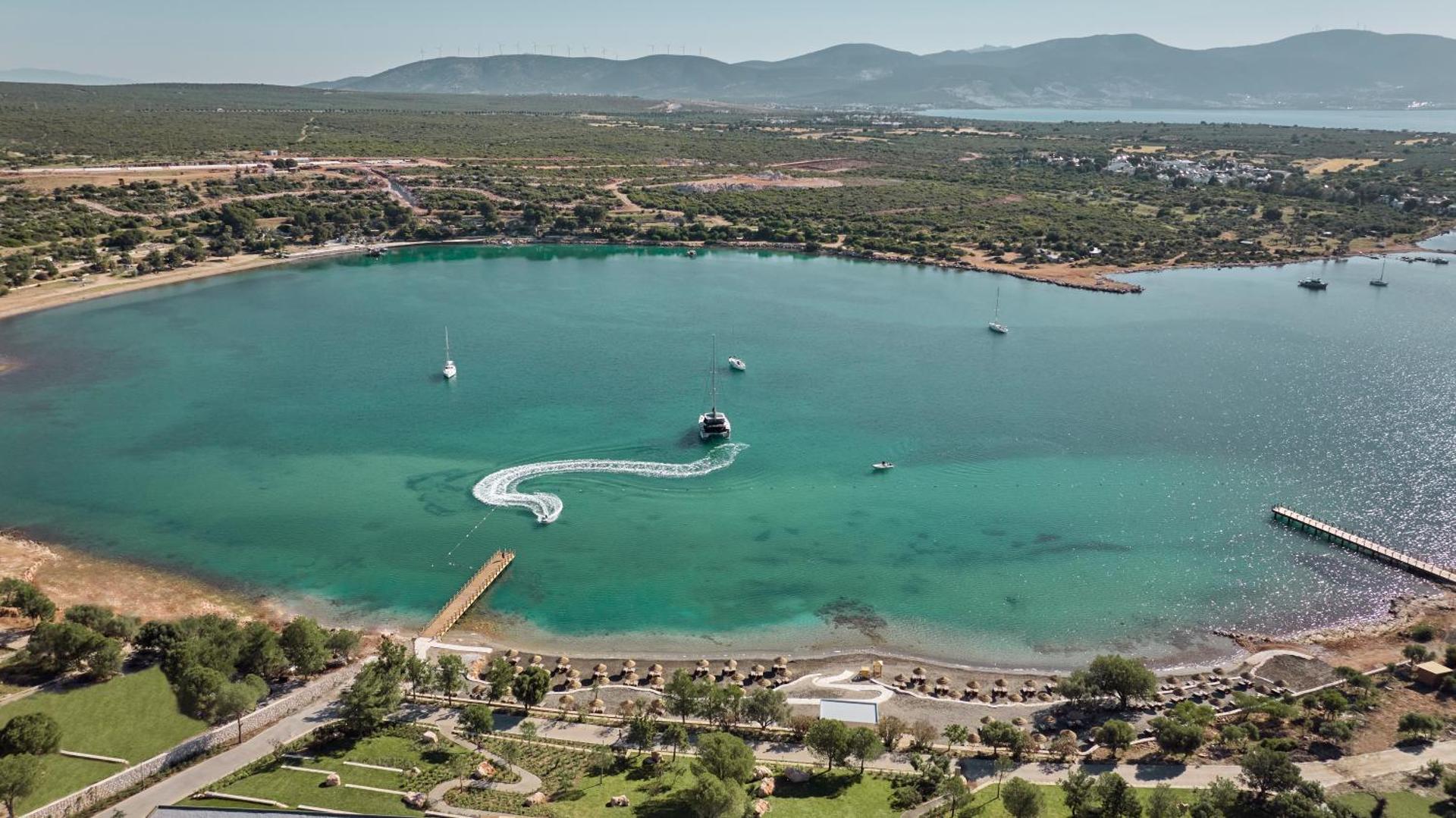 Anda Barut Collection panorāmas skats uz privāto līci, pludmali ar piestātnēm un jahtām tirkīza krāsas Egejas jūrā