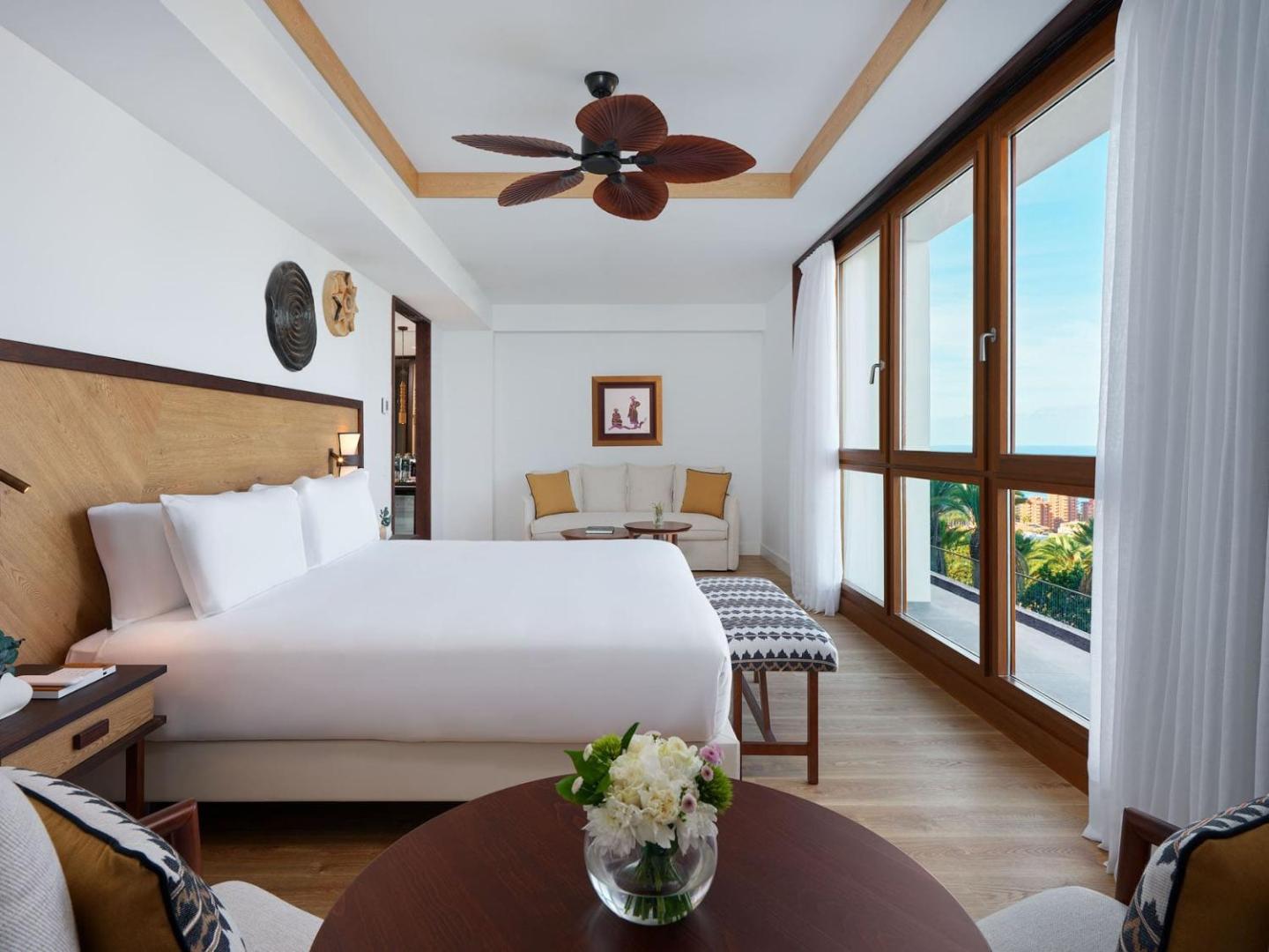 Gran Hotel Taoro plašs numurs ar atpūtas zonu un panorāmas logiem uz okeānu — elegants dizains ar koka elementiem Tenerifē