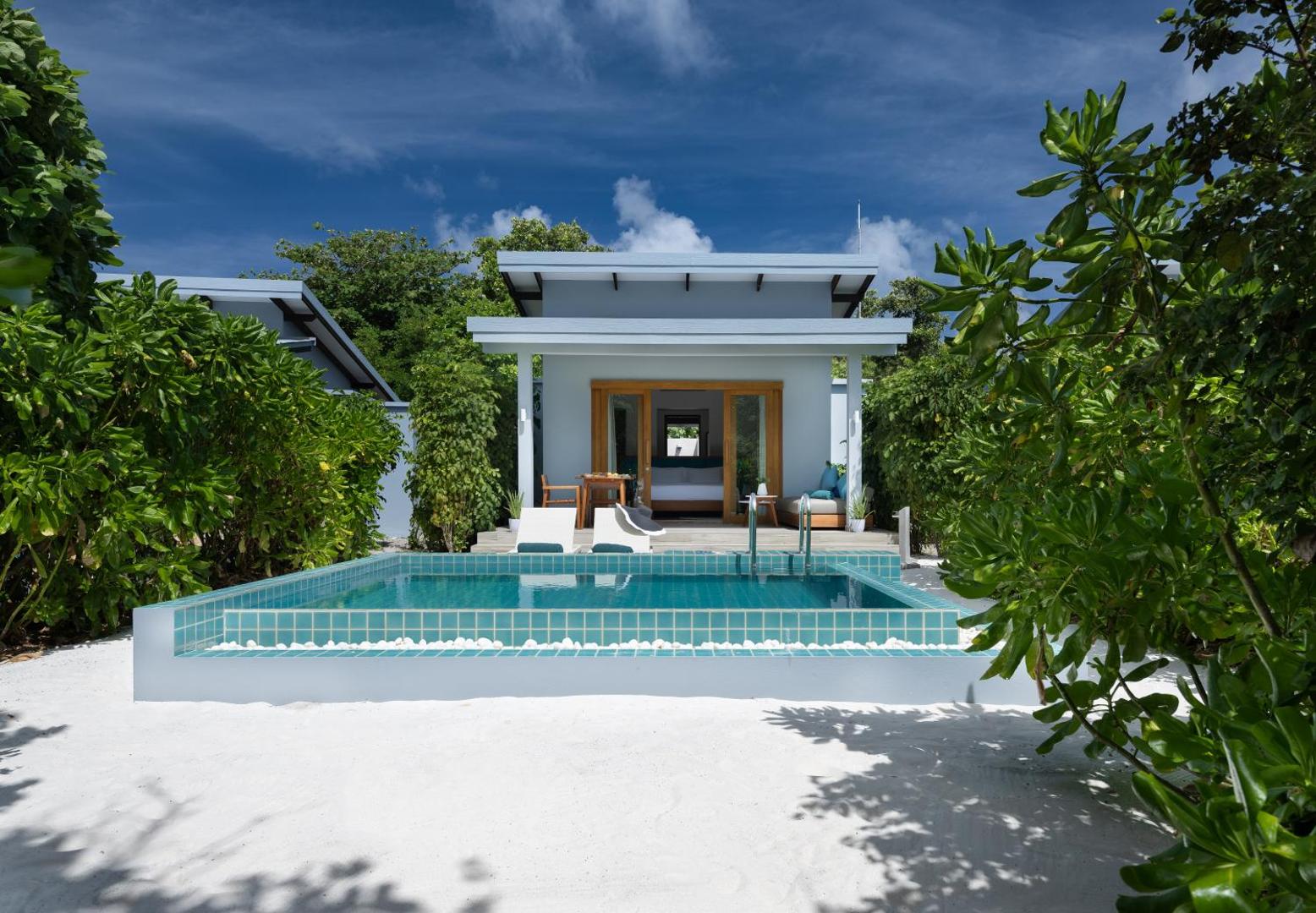 Ifuru Island Maldives pludmales bungalo ar privātu baseinu, terasi un tiešu piekļuvi balto smilšu pludmalei tropu dārzā