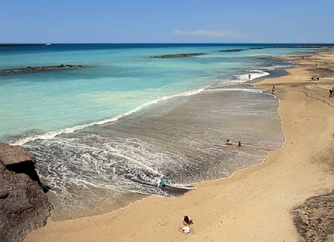 Hovima Suite Costa Adeje pieguļošā smilšu pludmale ar tirkīzzilu okeāna ūdeni un lēzenu ieeju jūrā Tenerifes dienvidos