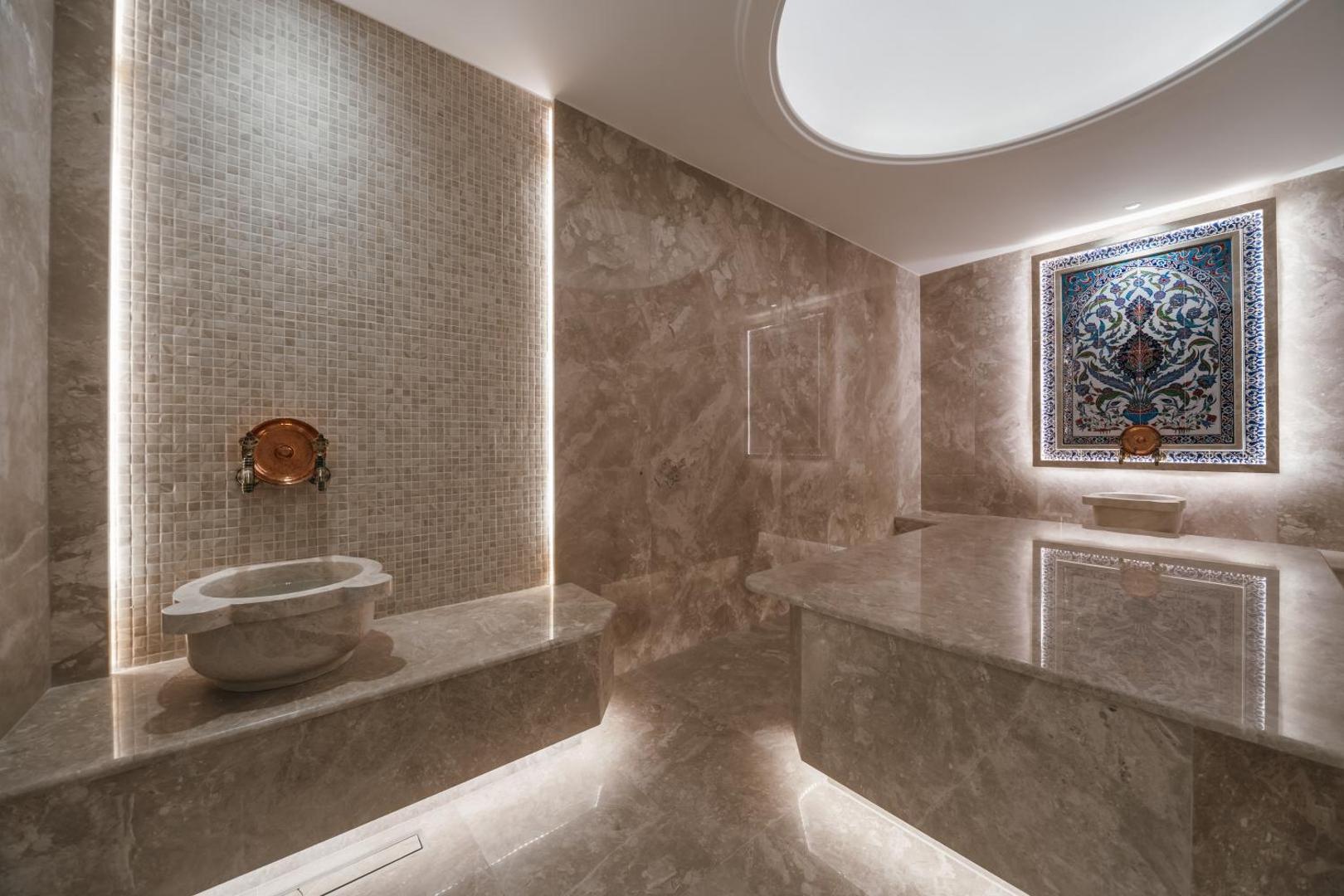 Hotel Tara spa centra autentiskais turku hamams ar marmora apdari un tradicionāliem dekoratīviem elementiem piekrastes kūrortā