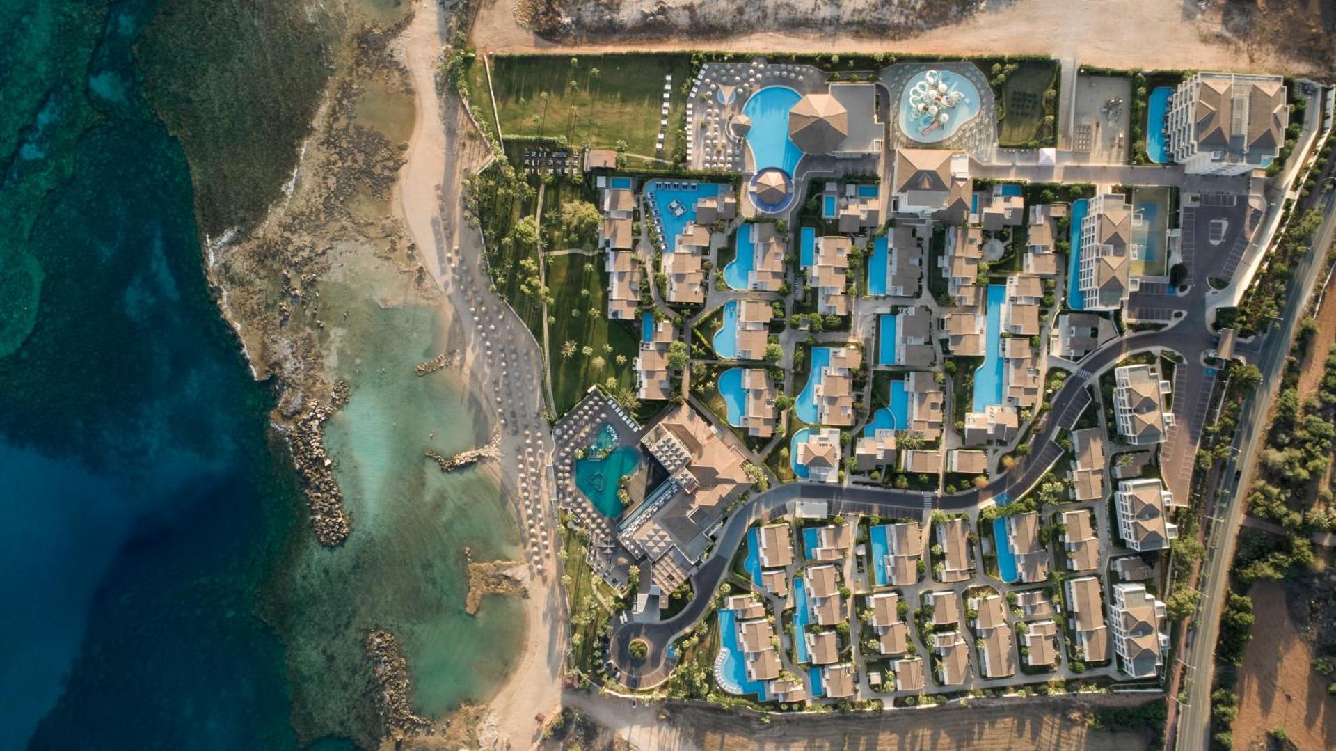 Mare Village Ayia Napa viesnīcas skats no putna lidojuma uz piekrasti, baseiniem un bungalo tipa numuriem Kiprā