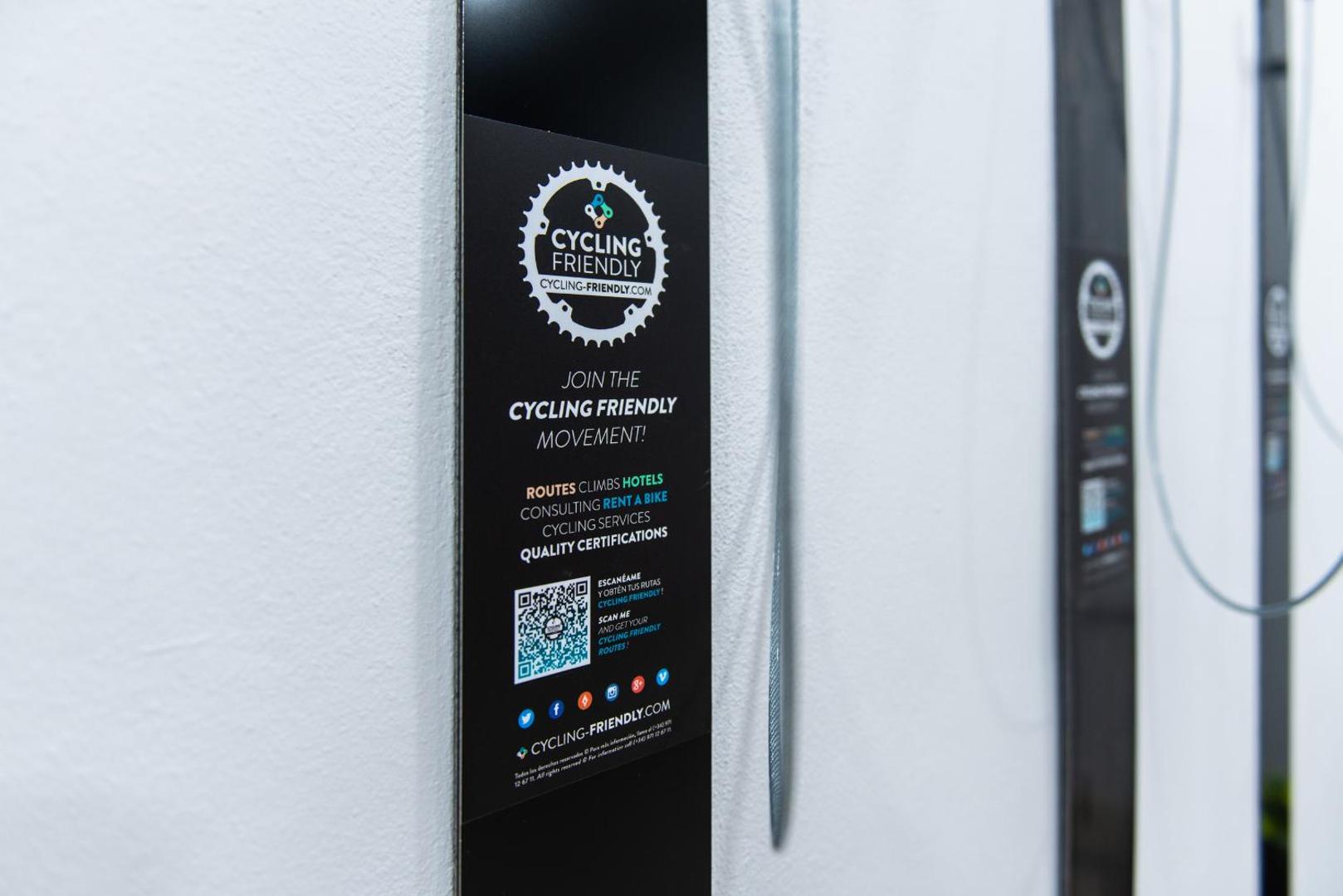 Arona Gran Hotel & Spa velosipēdistiem draudzīga servisa informācijas stends ar QR kodu un maršrutu norādēm viesnīcas telpās