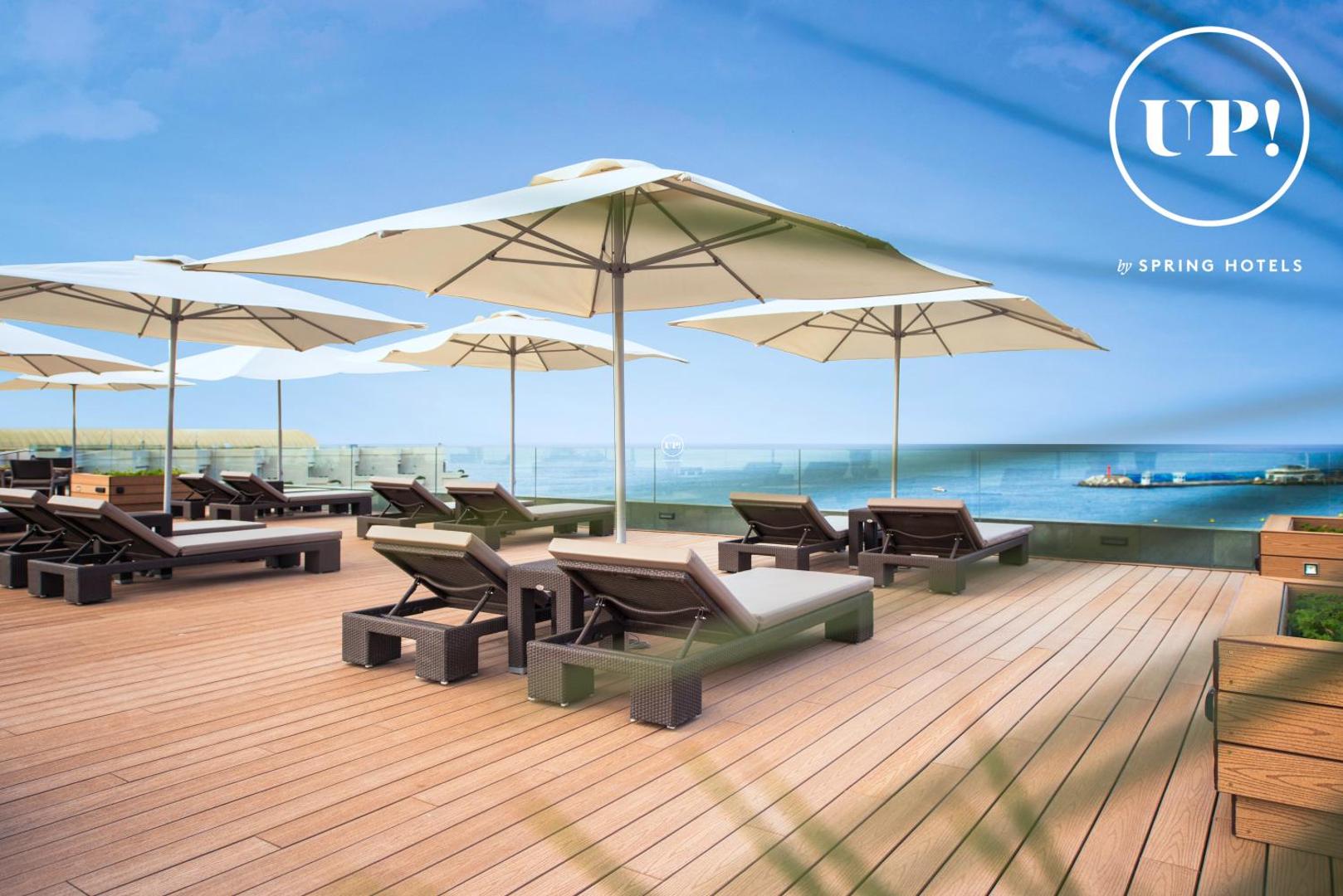 Arona Gran Hotel & Spa jumta terase UP! ar sauļošanās krēsliem, saulessargiem un skatu uz okeānu Tenerifē