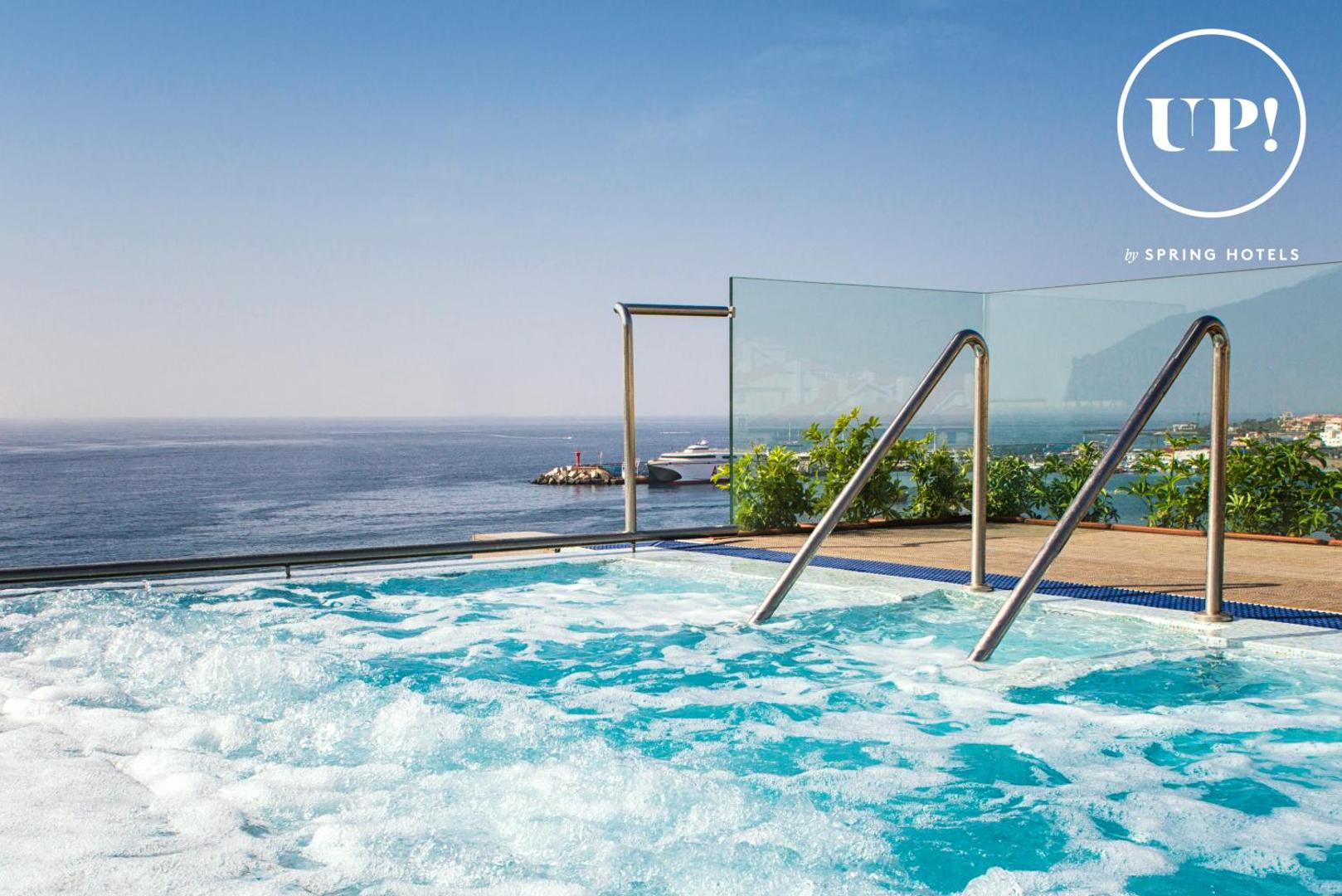 Arona Gran Hotel & Spa burbuļvanna uz jumta terases ar skatu uz jūru un ostu Tenerifes dienvidos