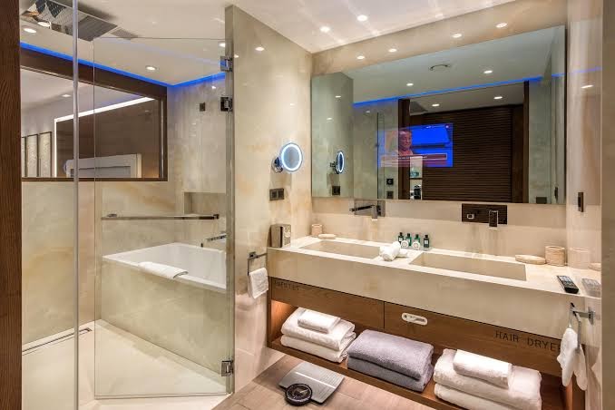 Nana Royal Premium Resort & Spa luksusa vannasistaba ar dubulto izlietni, vannu un stikla dušas kabīni modernā dizainā
