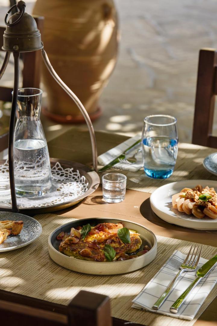 Tuvplāns ar tradicionāliem Kipras ēdieniem uz galda Mediterranean Beach Hotel restorānā saules gaismā