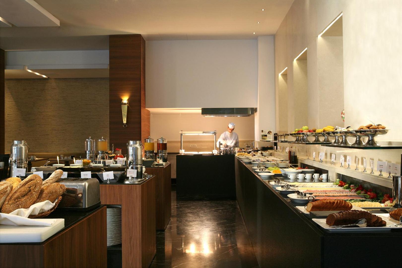 Bagātīga brokastu bufete Aquila Atlantis Hotel restorānā ar svaigu maizi un dzērieniem.