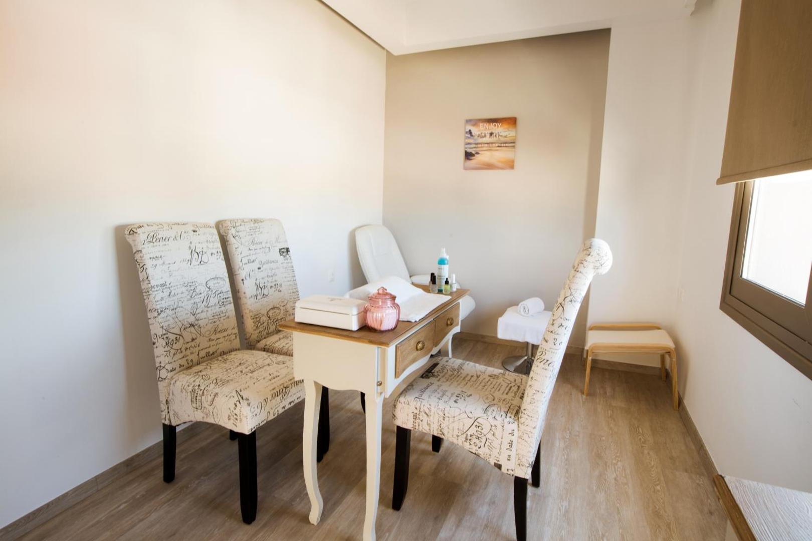 Gaiša manikīra un skaistumkopšanas telpa ar klasiska stila mēbelēm.