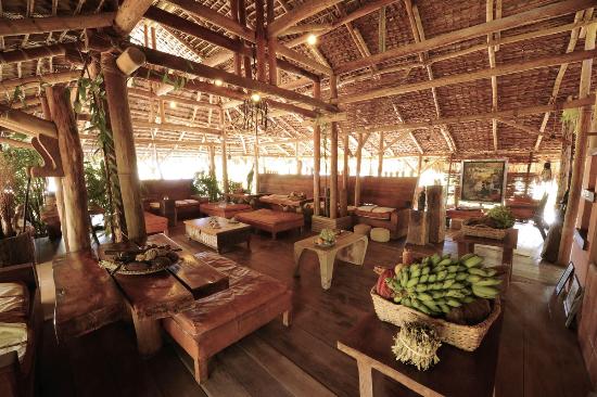 Ankarana Lodge atpūtas zona ar koka mēbelēm un dabisku niedru jumta konstrukciju.