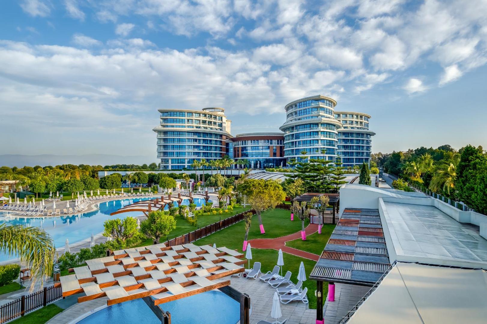 Skats uz Baia Lara viesnīcas korpusiem no labiekārtota dārza puses.