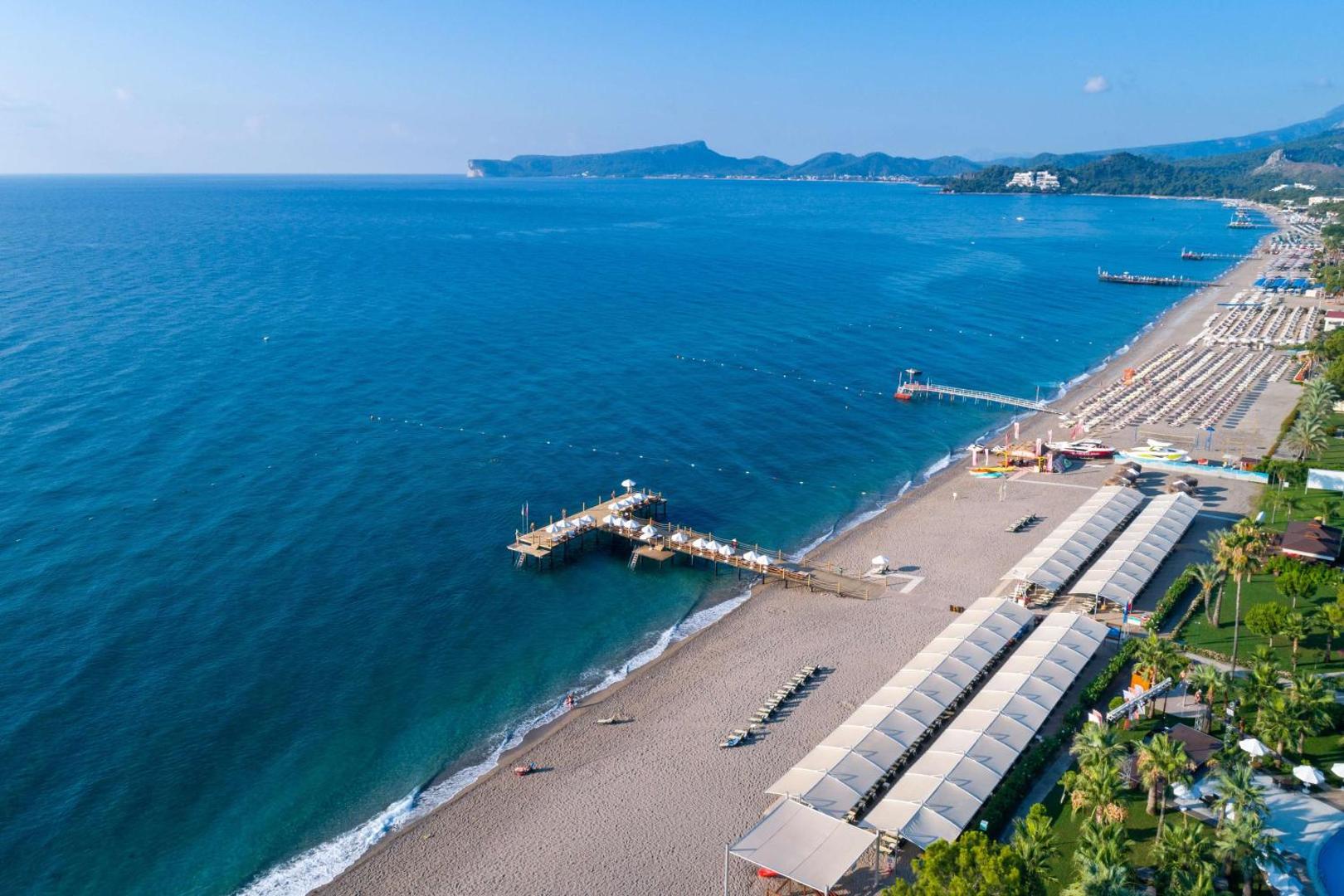 Seven Seas Hotel Life skats no putna lidojuma uz plašo smilšu pludmali, zilo jūru un piekrastes līniju Kemeras kūrortā