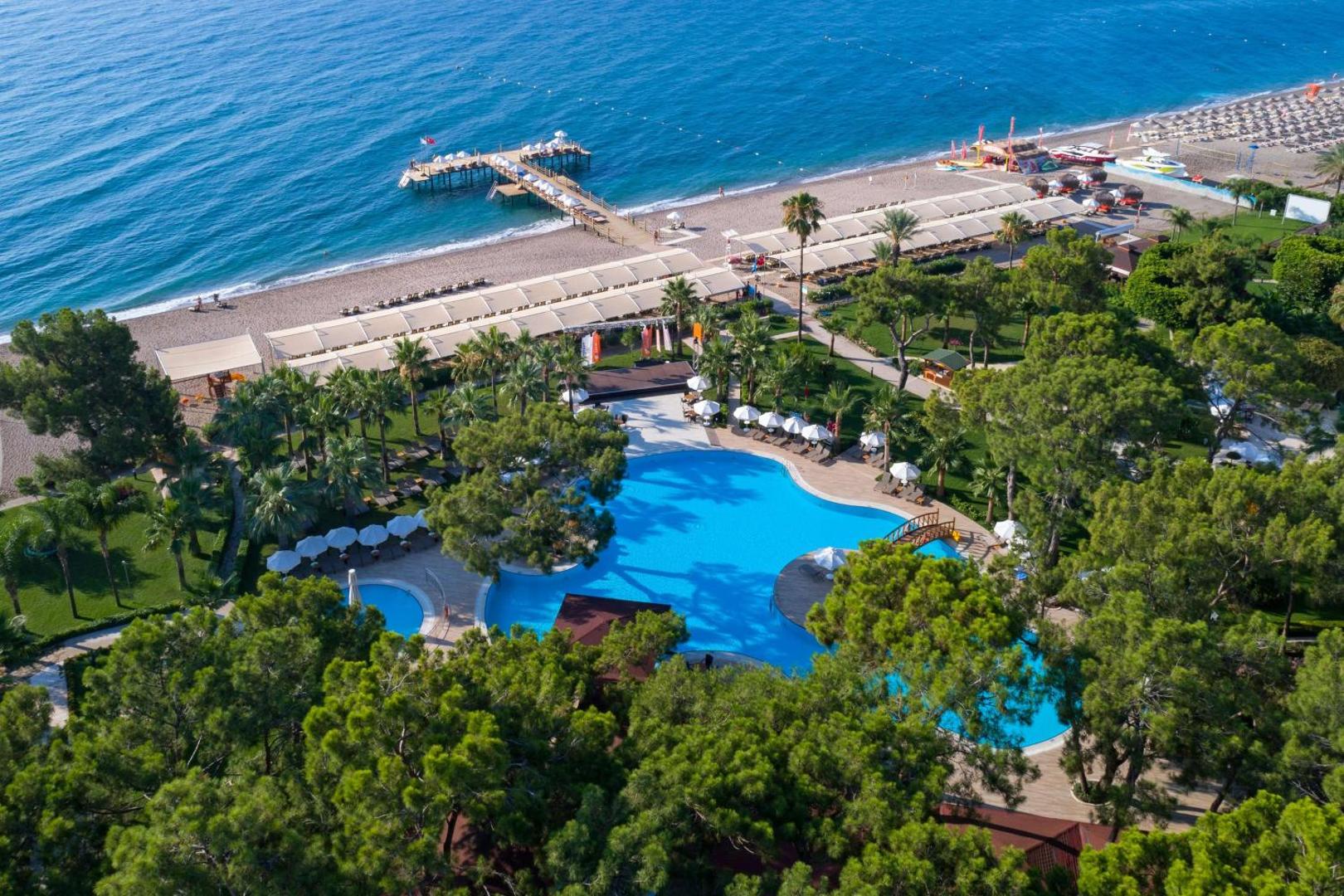 Seven Seas Hotel Life lielais āra baseins priežu meža ieskāvumā blakus pludmalei — skats no augšas uz atpūtas zonu