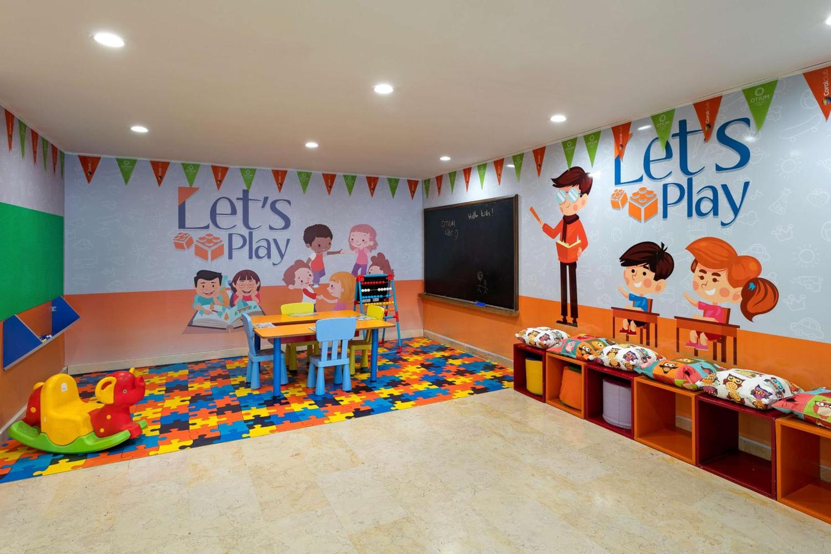 Seven Seas Hotel Life iekštelpu bērnu rotaļu numurs Let's Play — krāsaina vide ar maziem galdiņiem, tāfeli un rotaļlietām