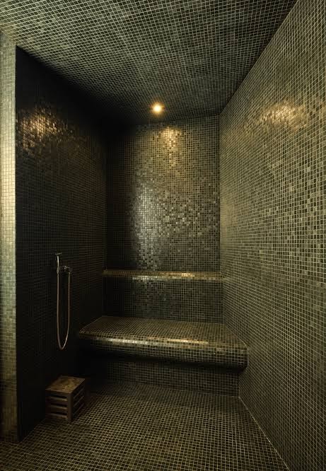 Caja by Maxx Royal spa zonas tvaika pirts ar tumšām mozaīkas flīzēm un iebūvētiem sēdekļiem relaksējošai atpūtai.