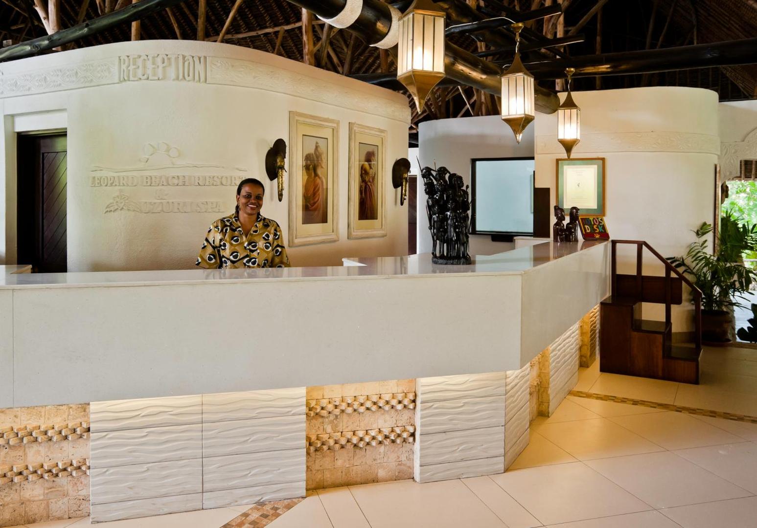 Leopard Beach Resort & Spa recepcijas lete ar gaišu apdari un tradicionāliem afrikāņu mākslas elementiem interjerā