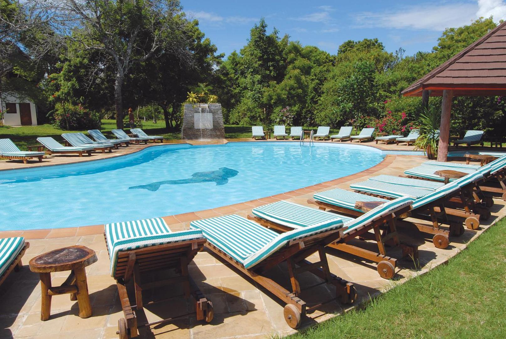 Leopard Beach Resort & Spa dārza baseins ar koka sauļošanās krēsliem, dekoratīvu strūklaku un zaļojošu tropu veģetāciju