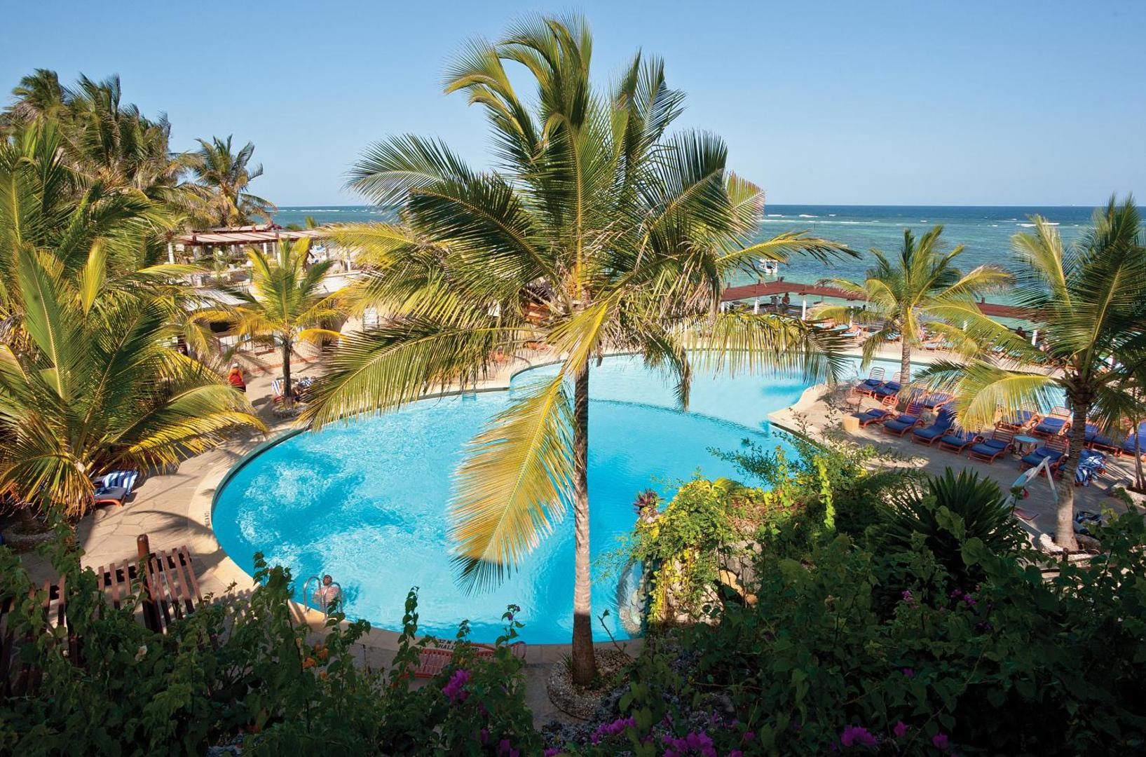 Leopard Beach Resort & Spa galvenais baseins palmu ieskautā dārzā ar skatu uz Indijas okeānu Kenijas piekrastē
