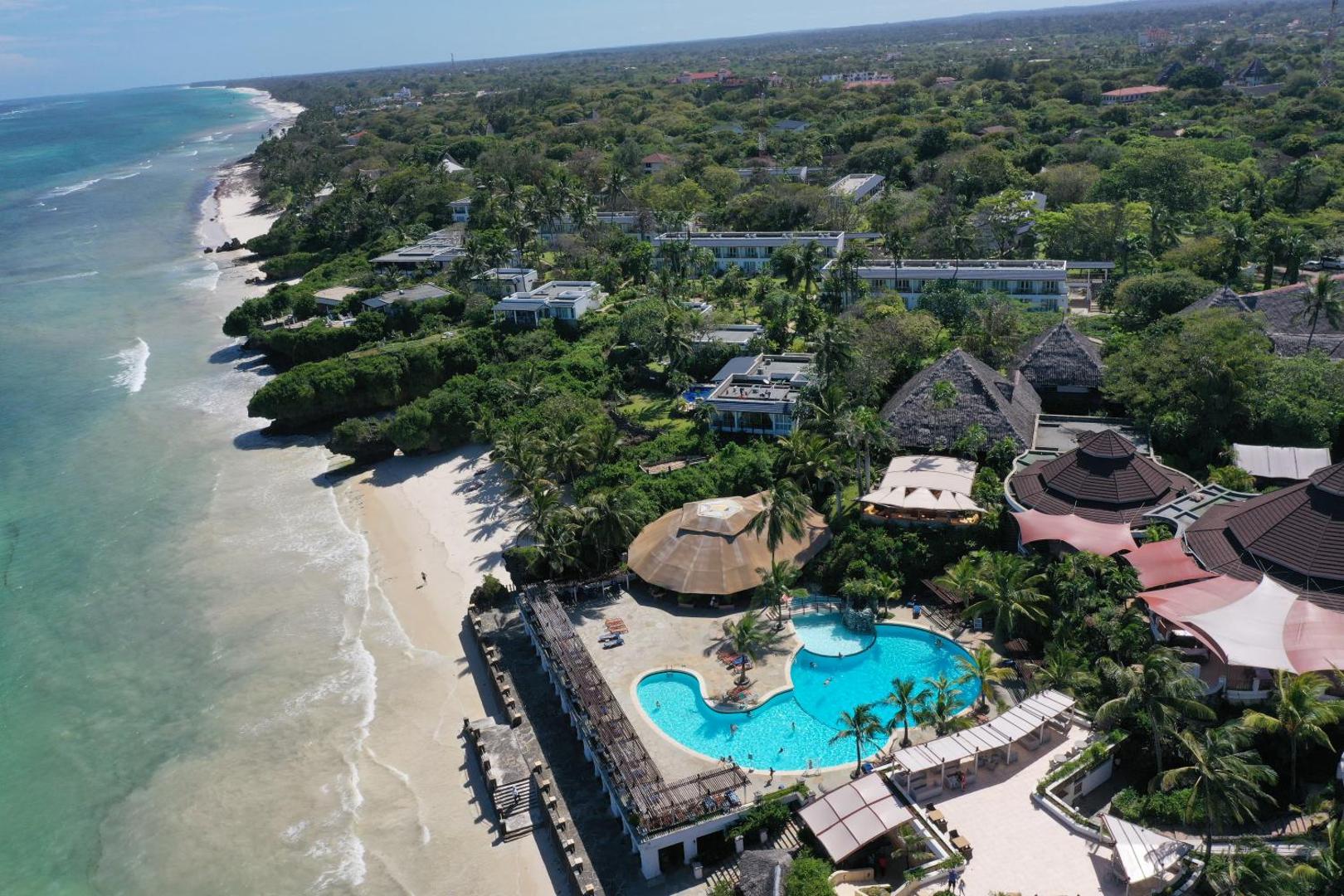 Leopard Beach Resort & Spa skats no putna lidojuma uz pludmali, āra baseinu un tropu dārzu piekrastē Kenijā
