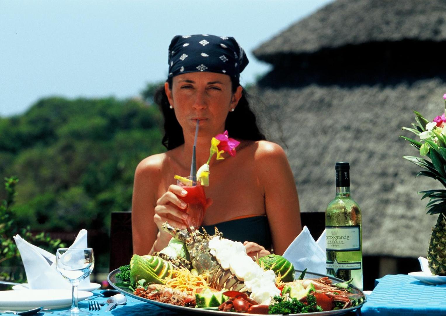 Viesnīcas Leopard Beach Resort & Spa restorāna piedāvājums ar jūras veltēm un tropu kokteili uz terases