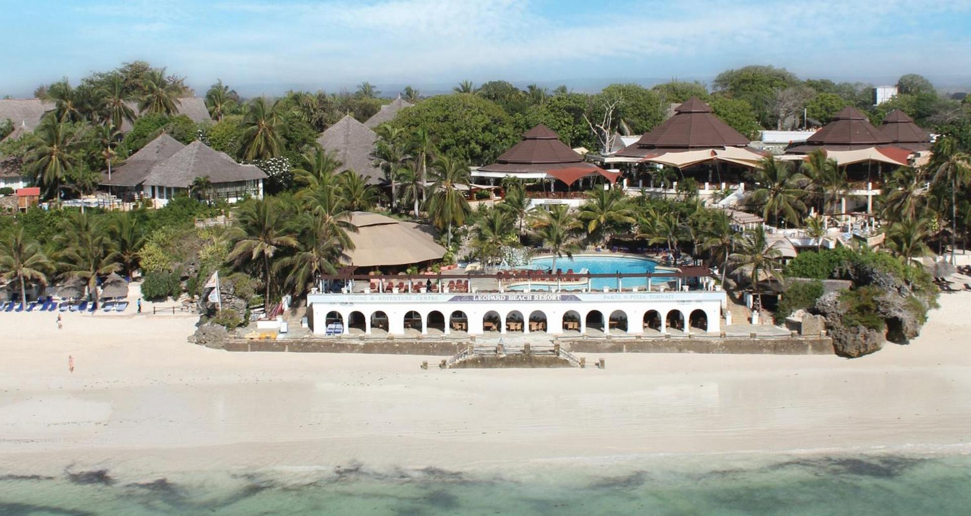 Leopard Beach Resort & Spa skats no okeāna puses uz viesnīcas ēkām, baseinu un balto smilšu pludmali Kenijā