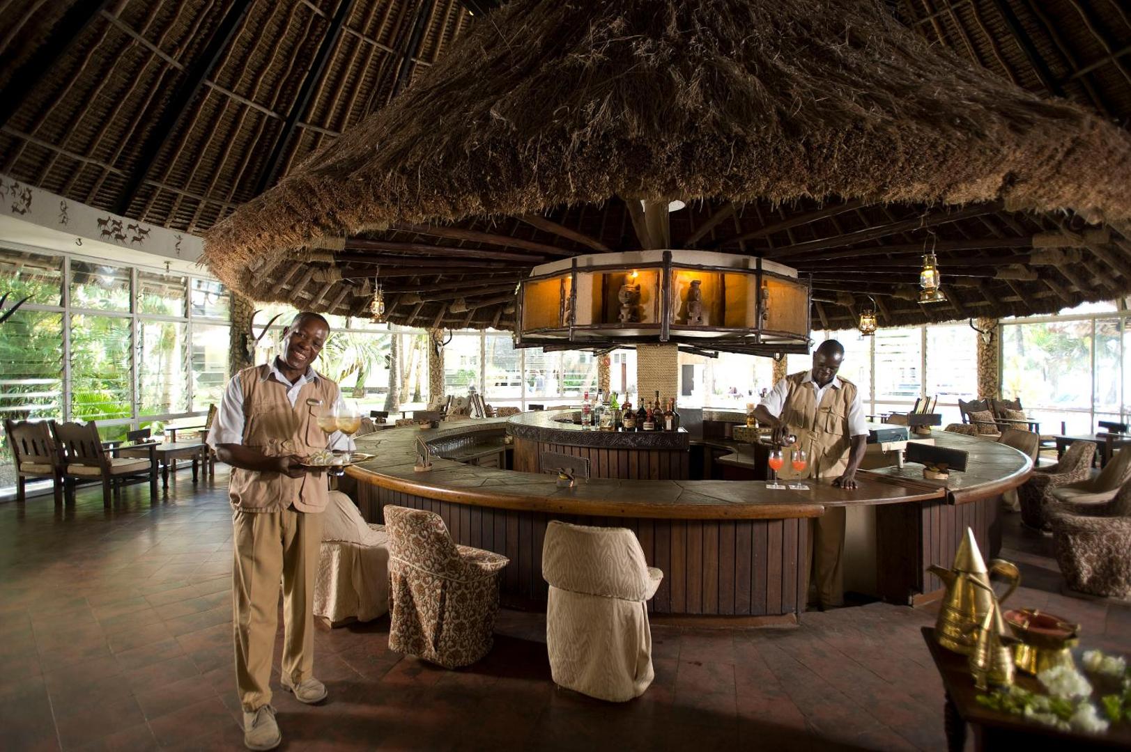 Severin Sea Lodge viesnīcas Safari bārs ar tradicionālu makuti niedru jumtu un apaļu koka leti Kenijas piekrastē