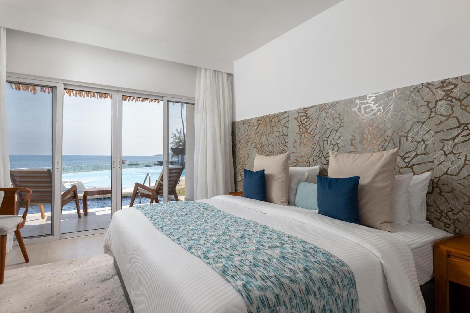 Bamburi Beach Hotel numurs ar divguļamo gultu un tiešu izeju uz terasi pie baseina Kenijā
