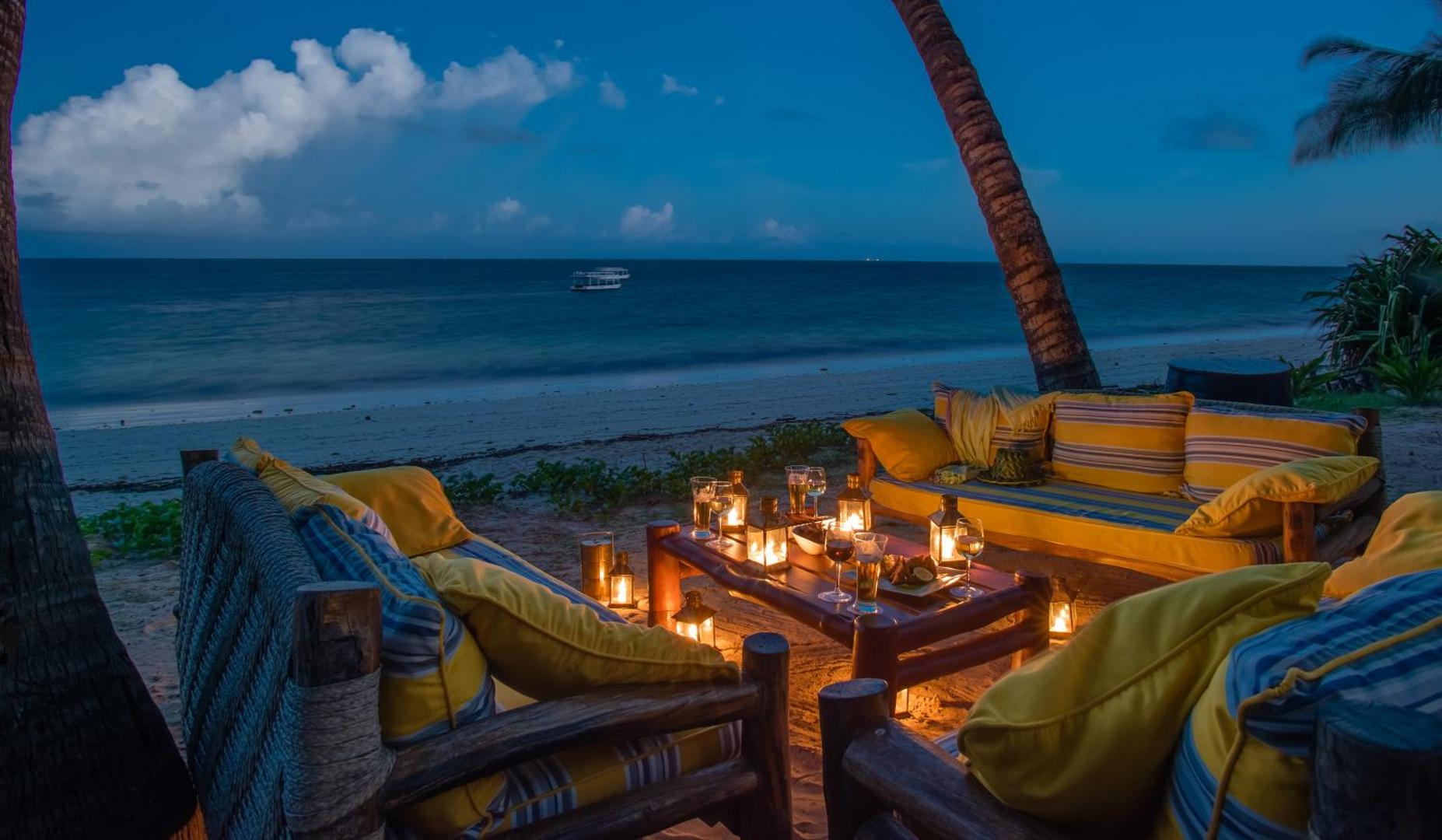 Sarova White Sands Beach Resort & Spa atpūtas zona pludmalē vakarā ar svecēm un dīvāniem pie Indijas okeāna Mombasā