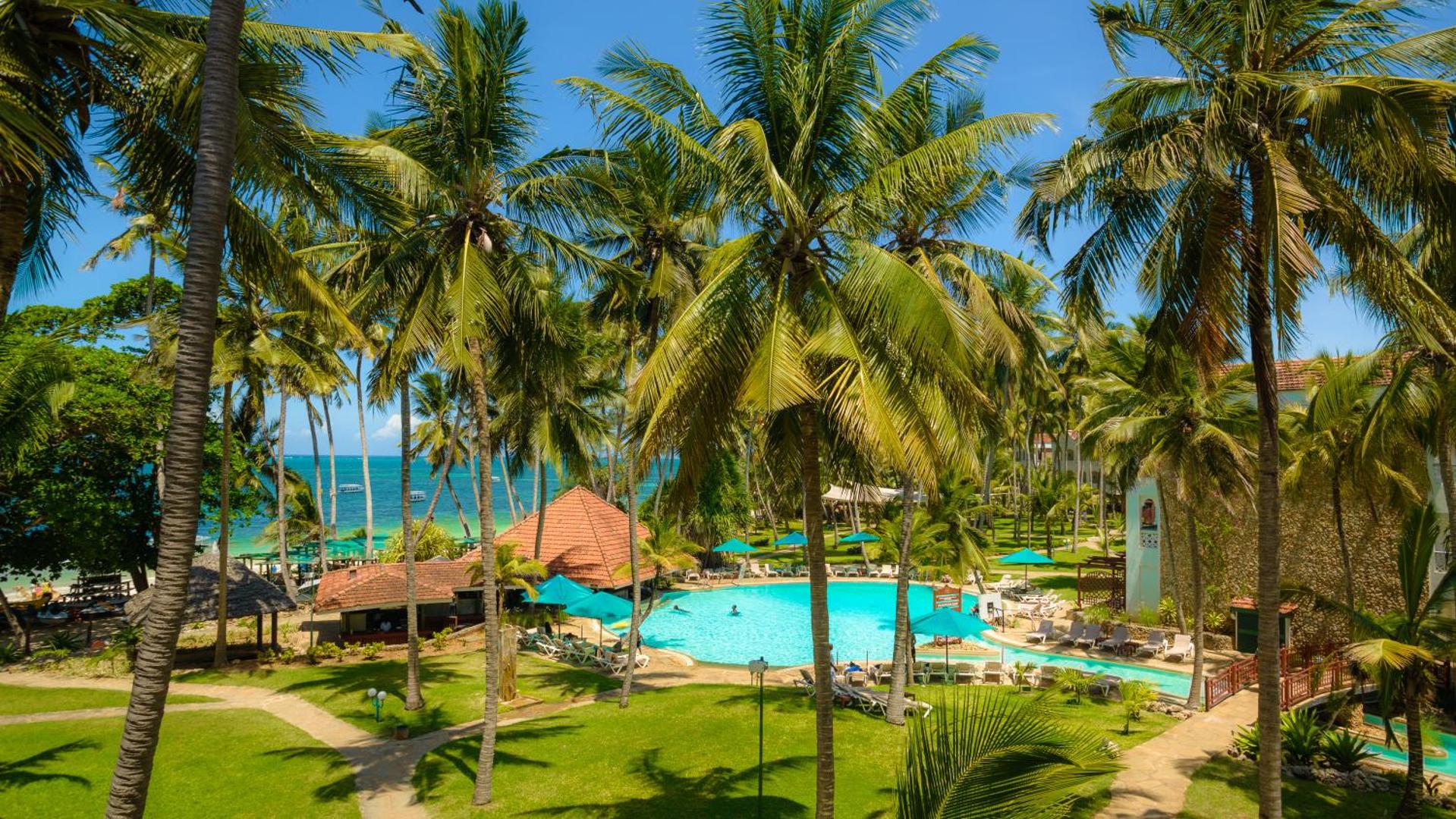 Skats no augšas uz Sarova White Sands Beach Resort & Spa teritoriju, baseinu, bāru un Indijas okeāna piekrasti