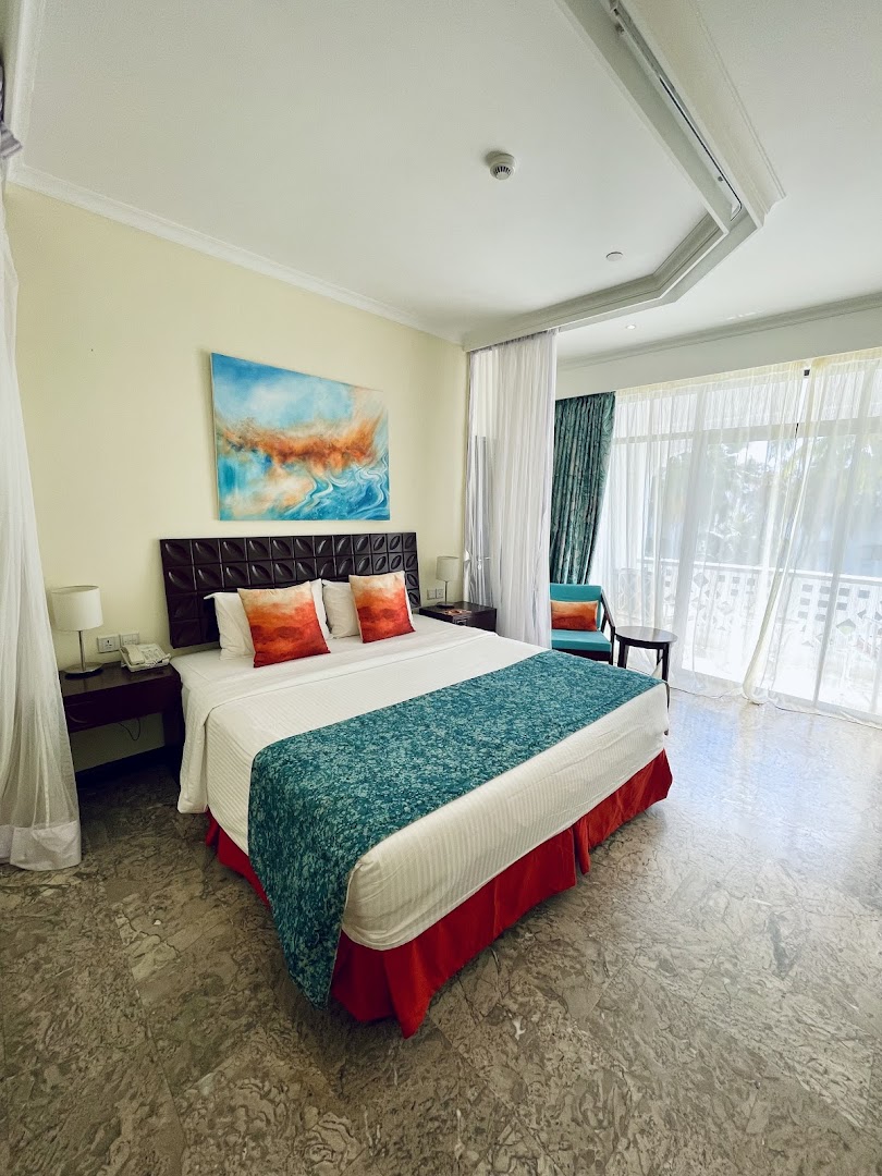 Sarova White Sands Beach Resort & Spa plašs numurs ar marmora grīdu, lielu gultu un balkonu Mombasā, Kenijā