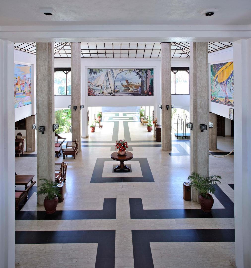 Sarova White Sands Beach Resort & Spa plašais lobby vestibils ar augstiem griestiem, kolonnām un mākslas darbiem pie sienām