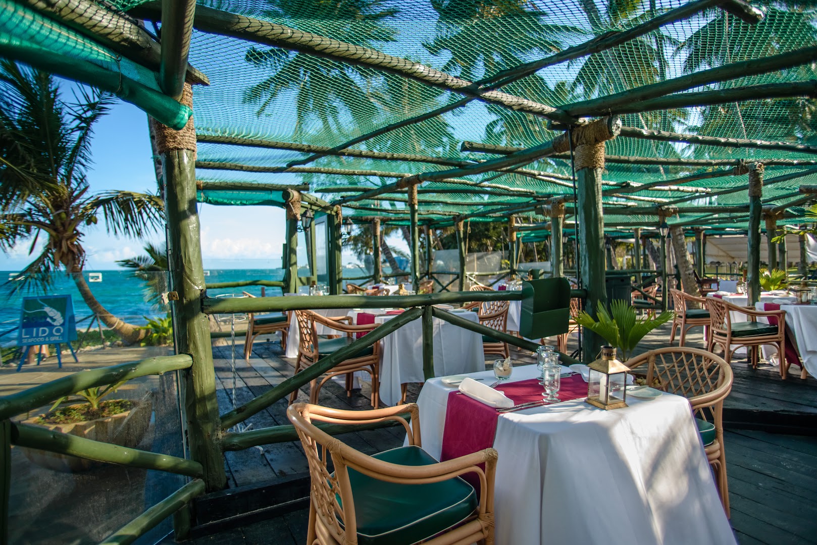Sarova White Sands Beach Resort & Spa brīvdabas restorāns Lido Seafood & Grill uz koka terases ar skatu uz okeānu Mombasā