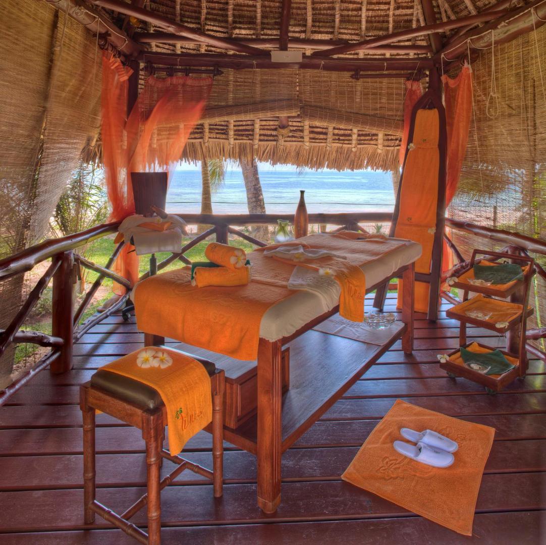 Sarova White Sands Beach Resort & Spa āra spa procedūru bungalo pie okeāna Mombasā, Kenijā ar masāžas galdu un skatu uz pludmali
