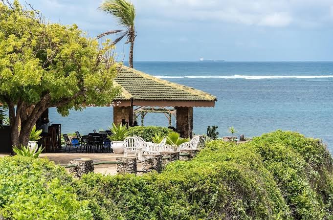 PrideInn Flamingo Beach Resort & Spa skats no piekrastes kalna uz Indijas okeānu un tropu dārzu Mombasā