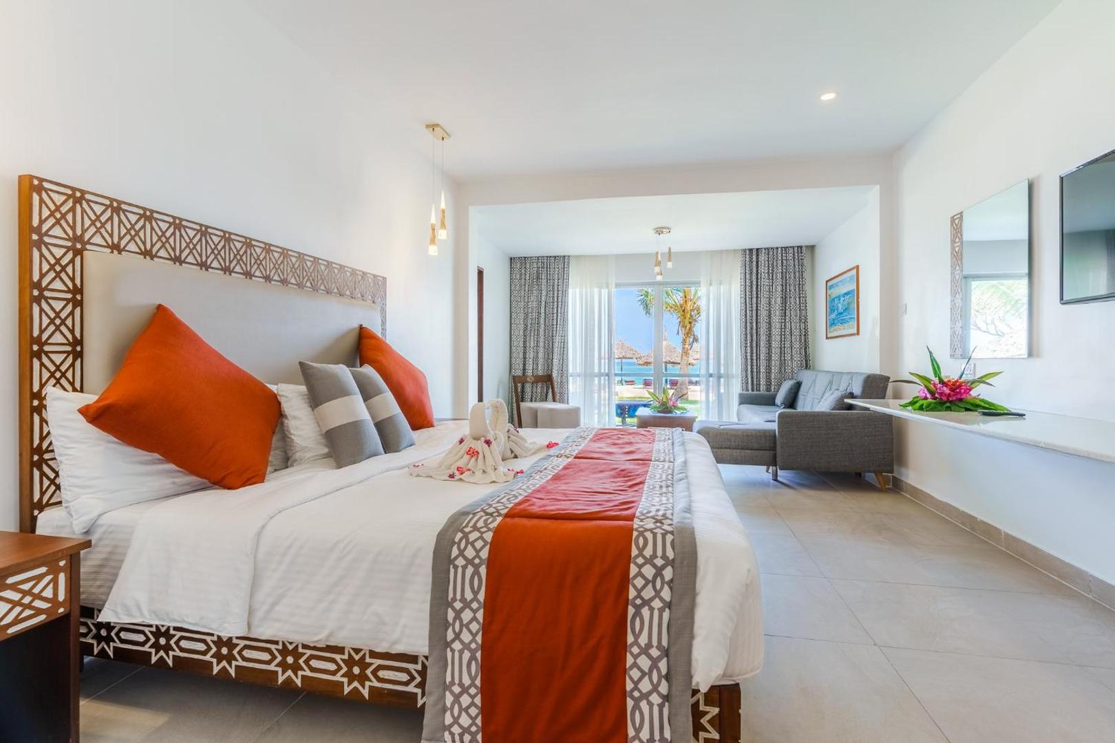 Southern Palms Beach Resort plašs numurs ar atpūtas zonu, dīvānu un skatu uz okeānu caur lieliem logiem