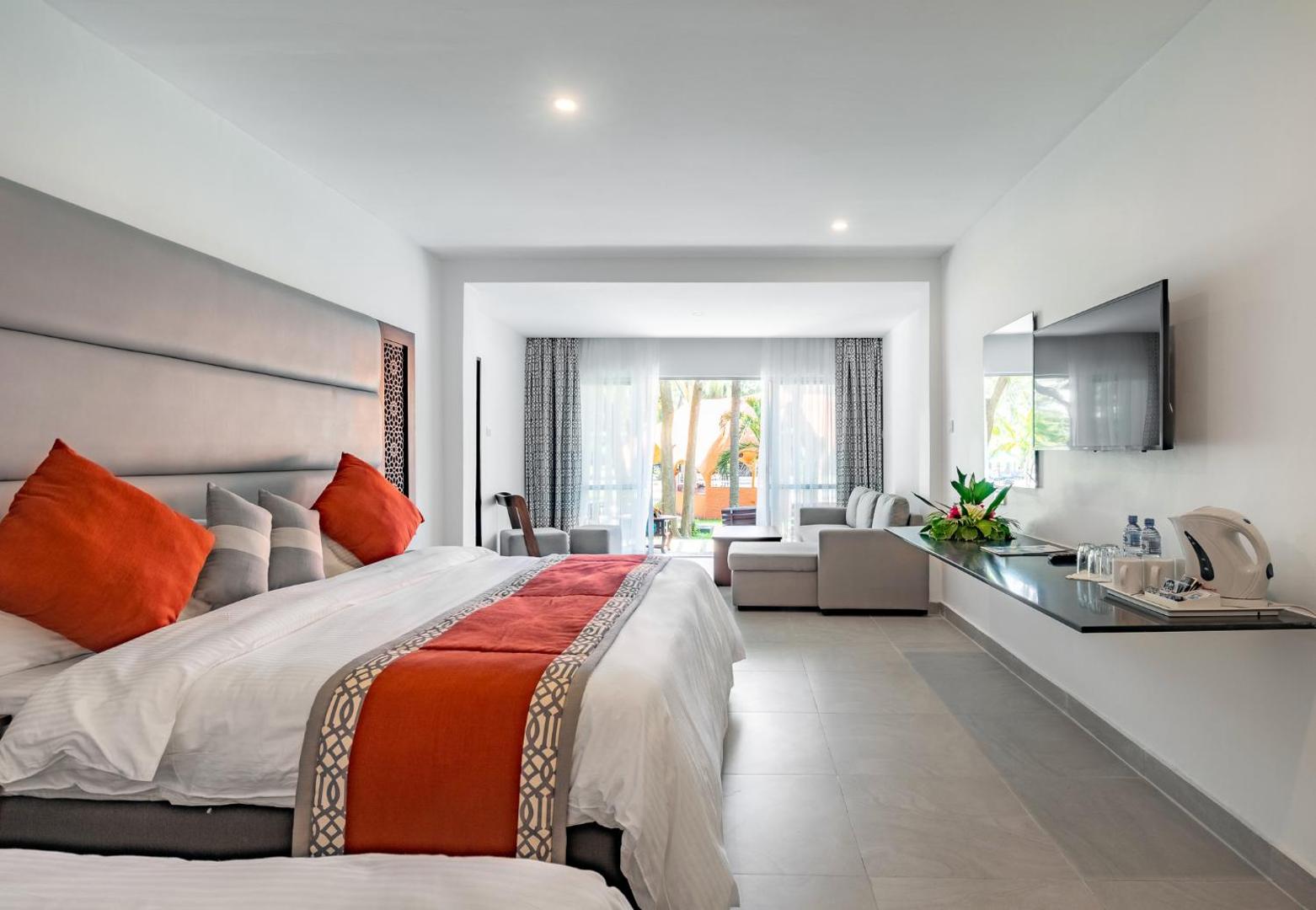 Southern Palms Beach Resort moderns numurs ar lielu gultu, dīvānu un tējas pagatavošanas piederumiem Diani pludmalē