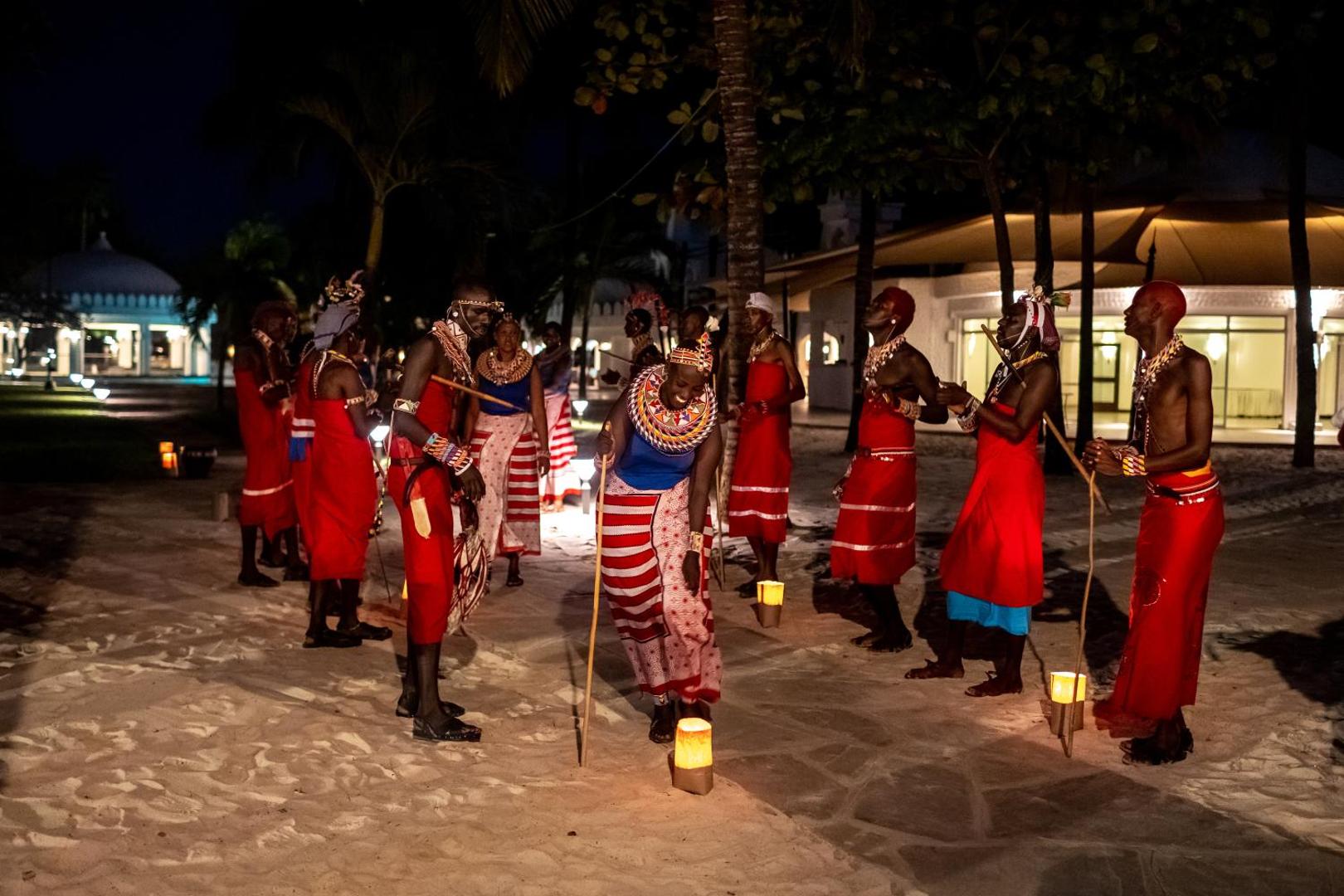Tradicionāls deju priekšnesums Southern Palms Beach Resort teritorijā vakarā pie svecēm un palmām